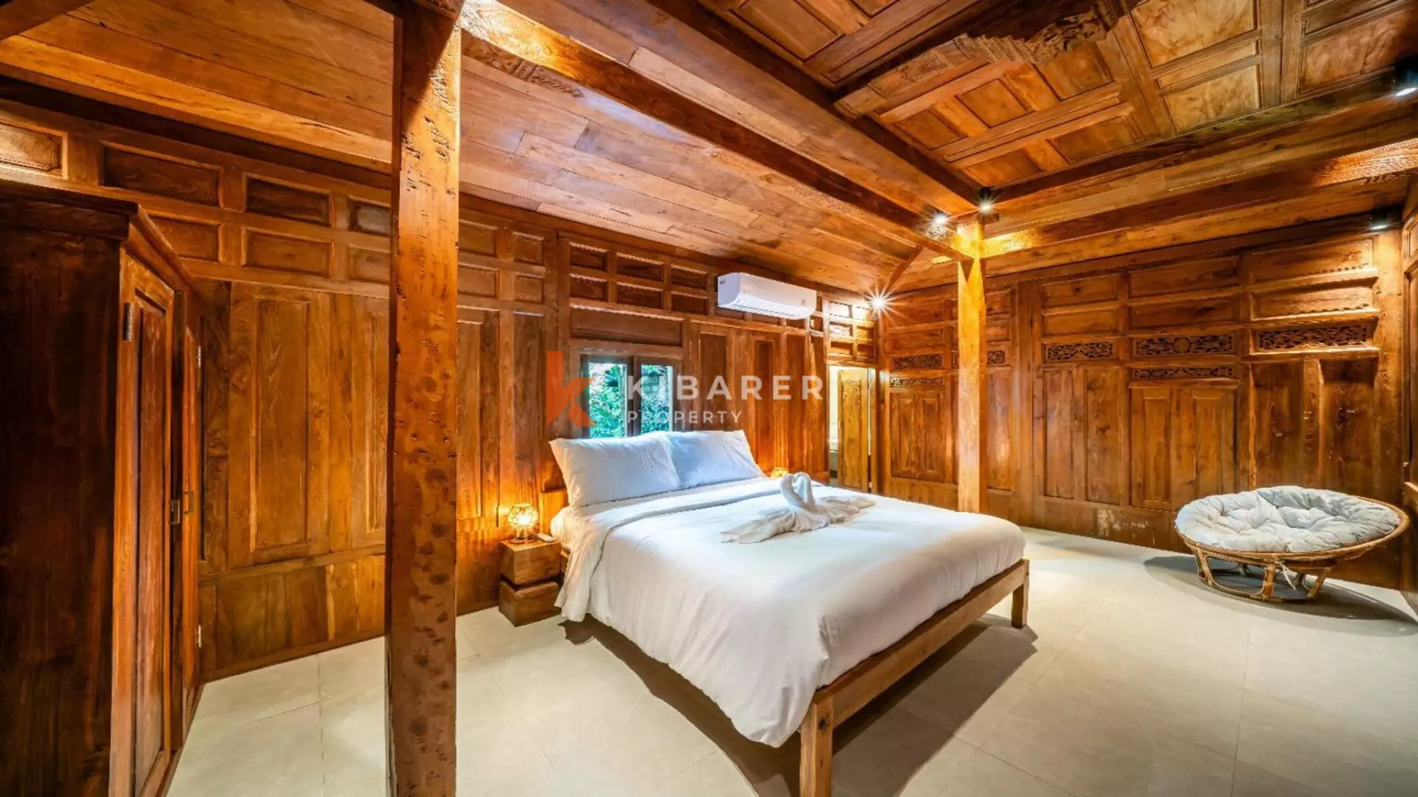 Villa de style Joglo flambant neuve de trois chambres avec salon ouvert à Canggu