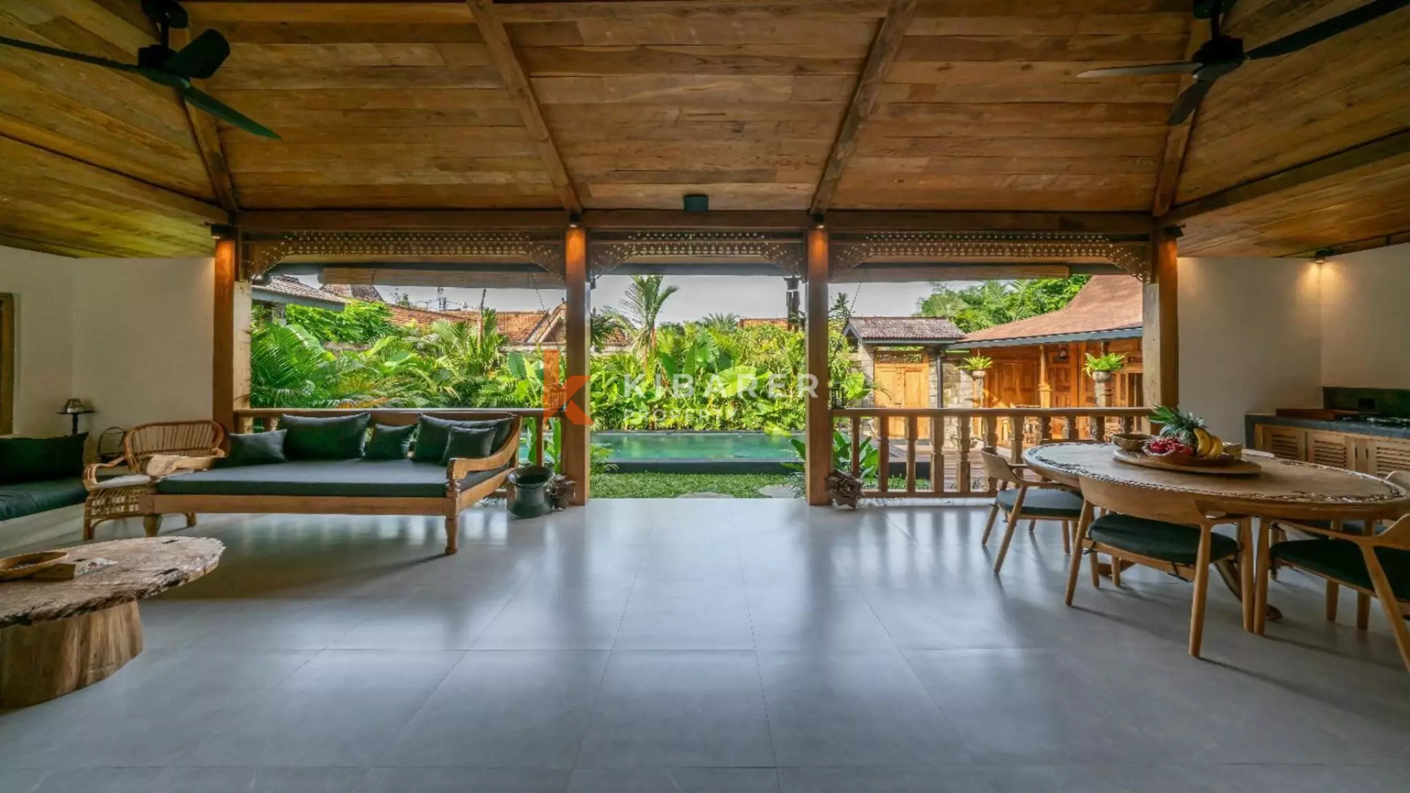 Villa de style Joglo flambant neuve de trois chambres avec salon ouvert à Canggu