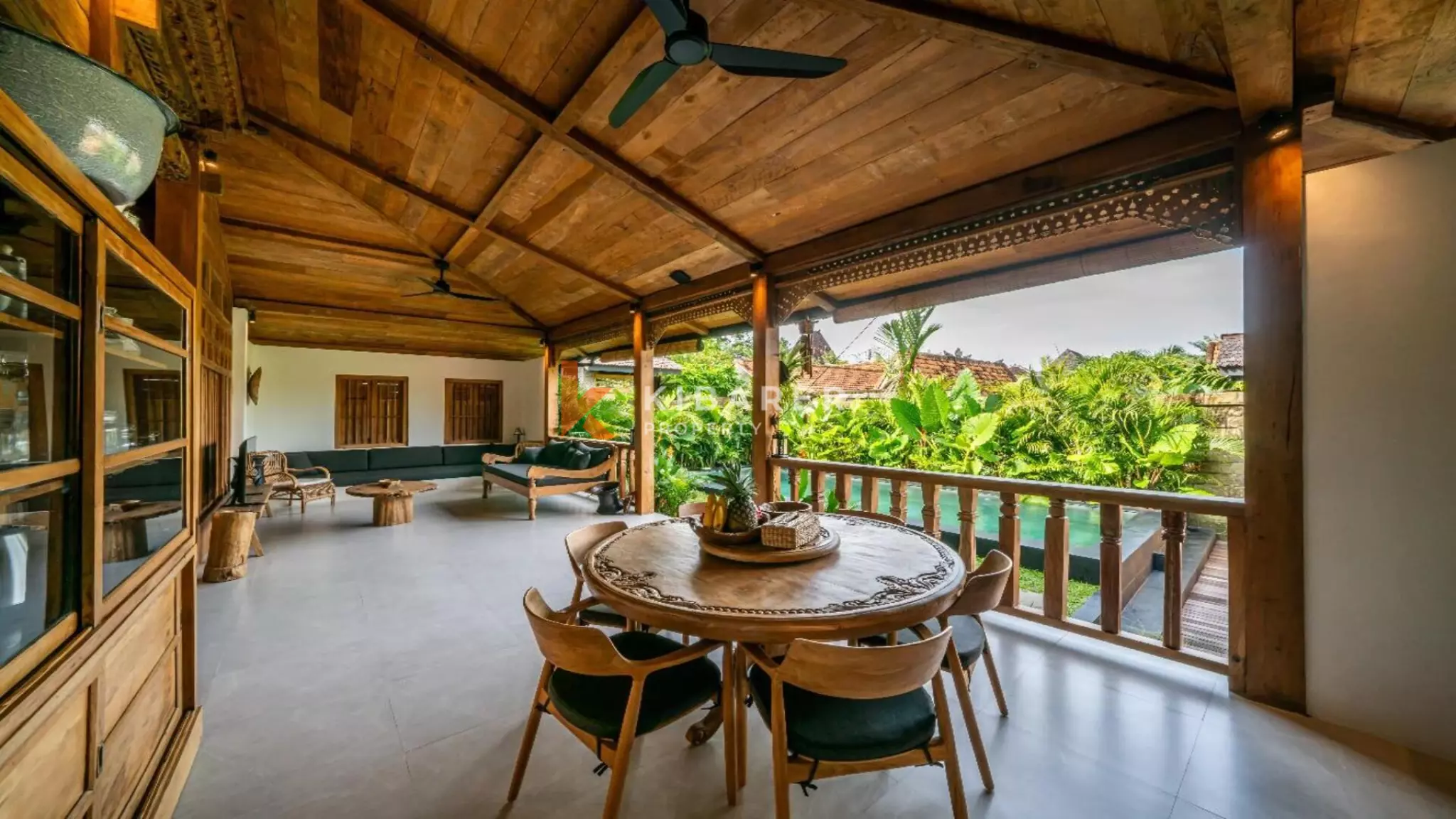 Villa de style Joglo flambant neuve de trois chambres avec salon ouvert à Canggu