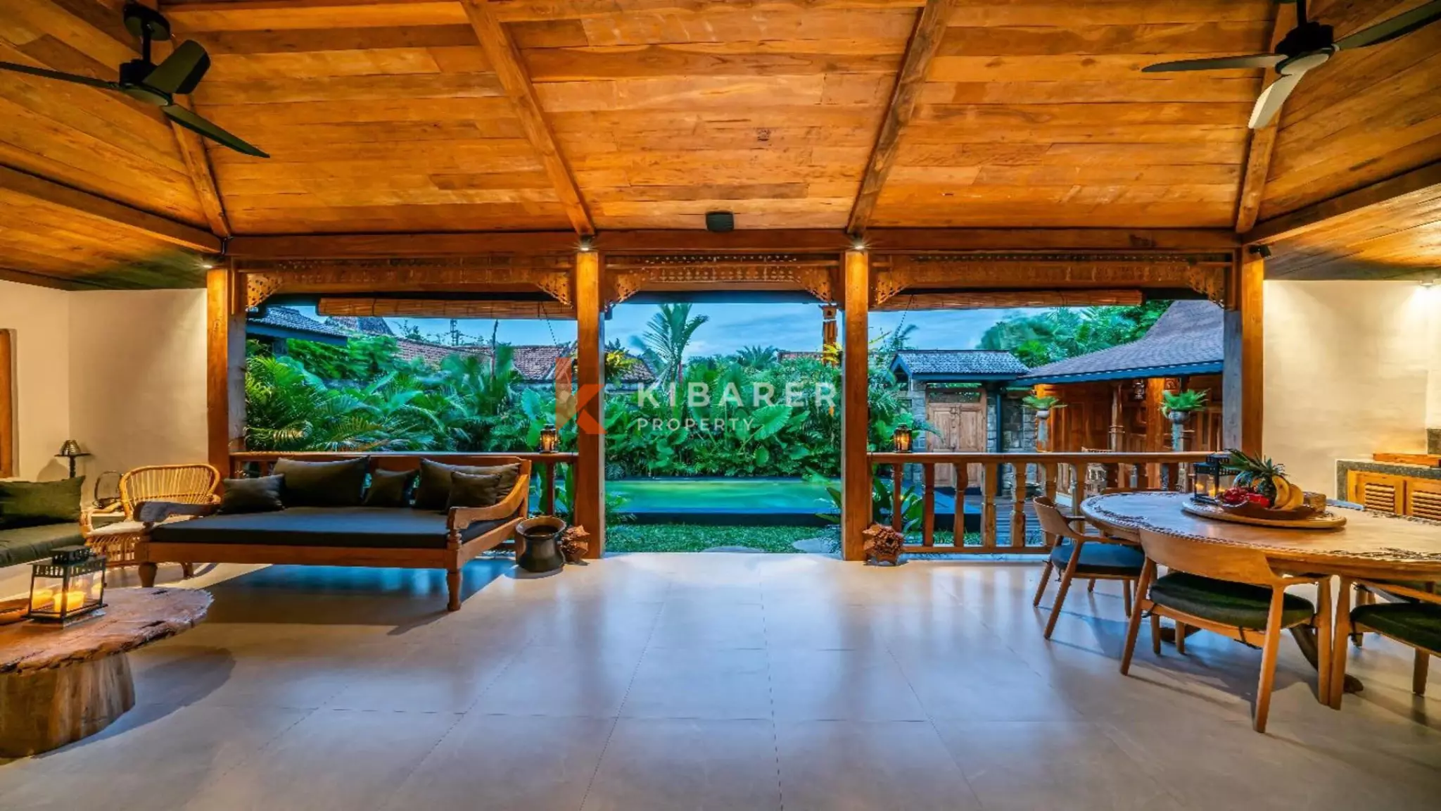 Villa de style Joglo flambant neuve de trois chambres avec salon ouvert à Canggu