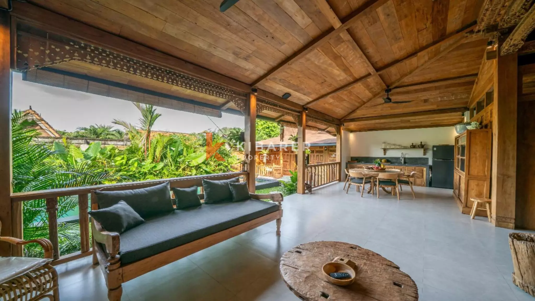 Villa de style Joglo flambant neuve de trois chambres avec salon ouvert à Canggu
