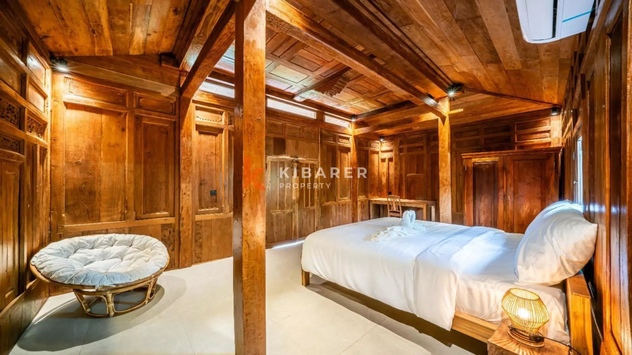Villa de style Joglo flambant neuve de trois chambres avec salon ouvert à Canggu