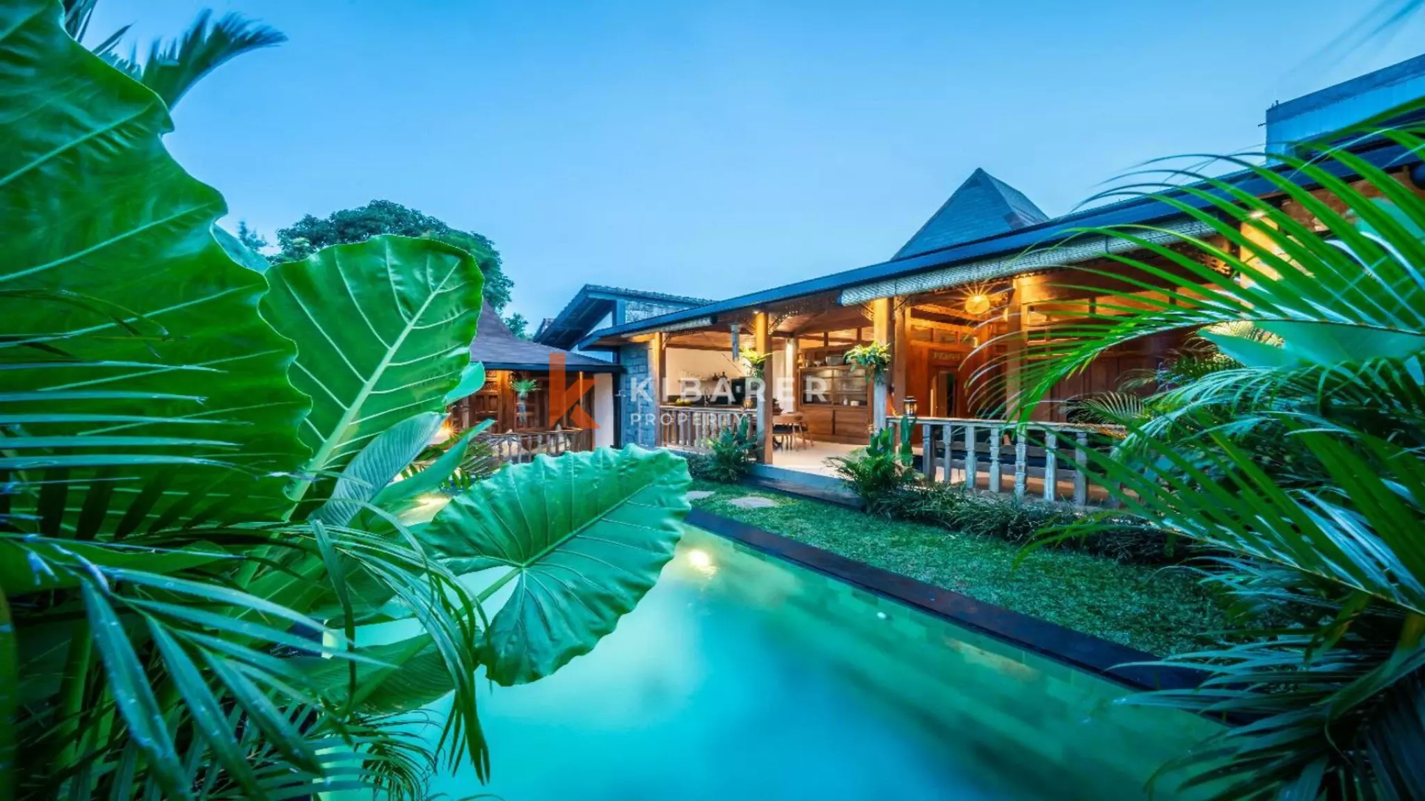 Villa de style Joglo flambant neuve de trois chambres avec salon ouvert à Canggu