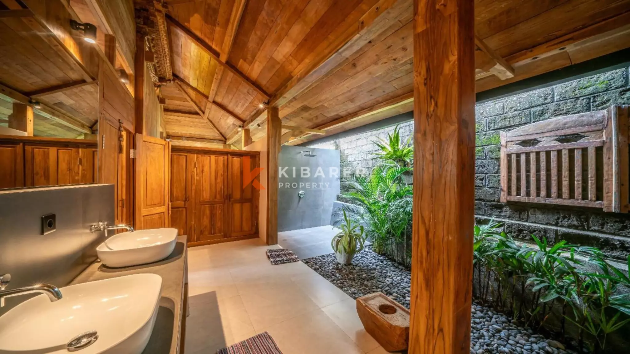 Villa de style Joglo flambant neuve de trois chambres avec salon ouvert à Canggu