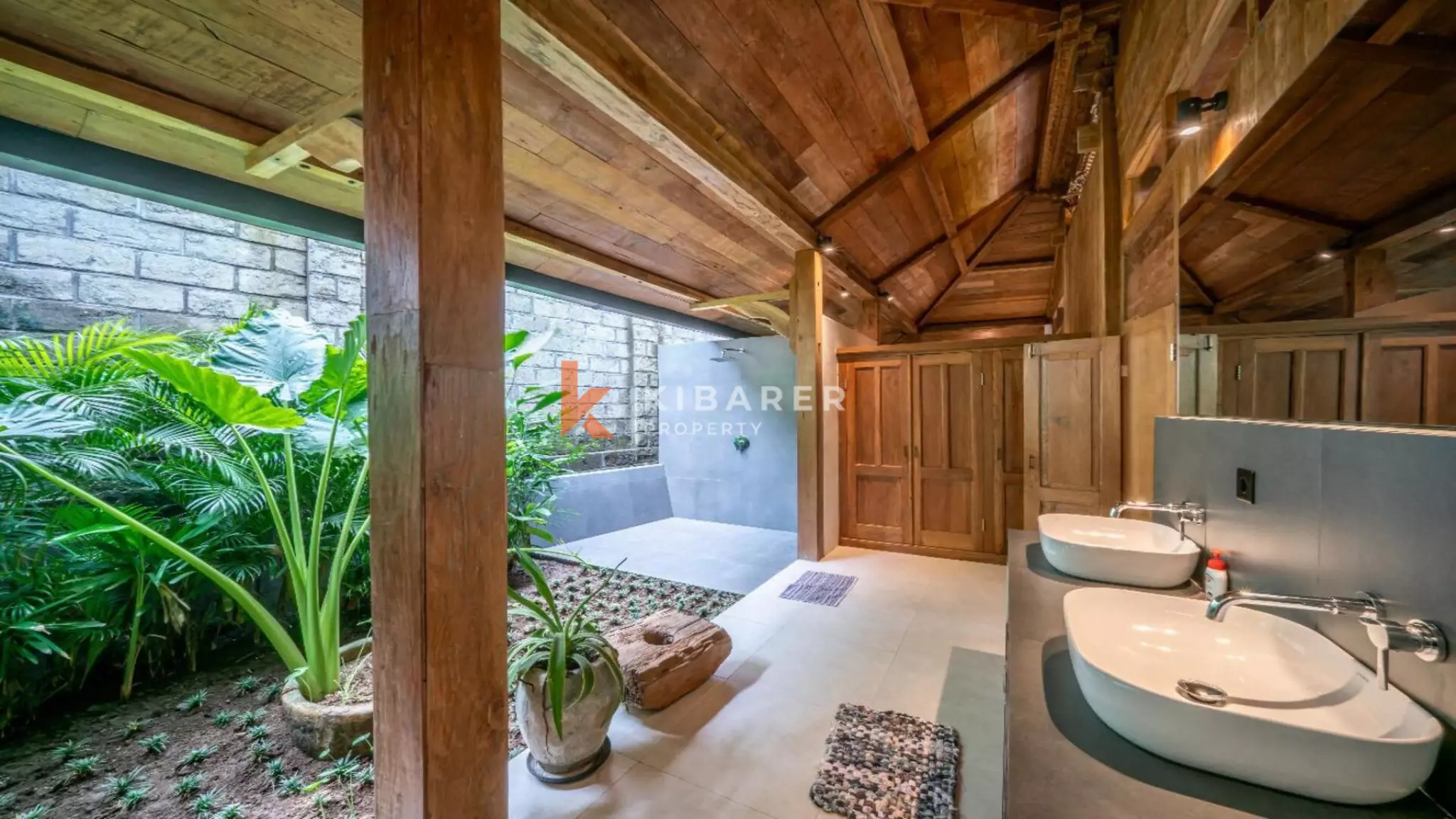 Villa de style Joglo flambant neuve de trois chambres avec salon ouvert à Canggu