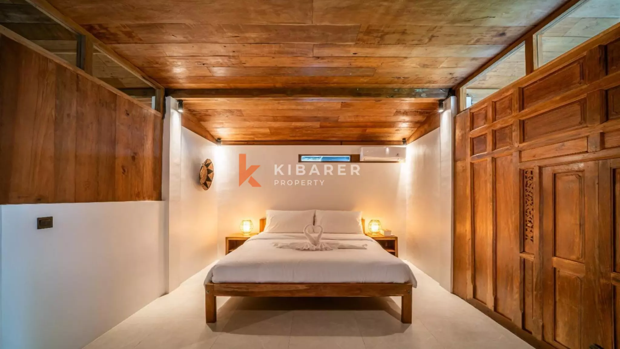 Villa de style Joglo flambant neuve de trois chambres avec salon ouvert à Canggu