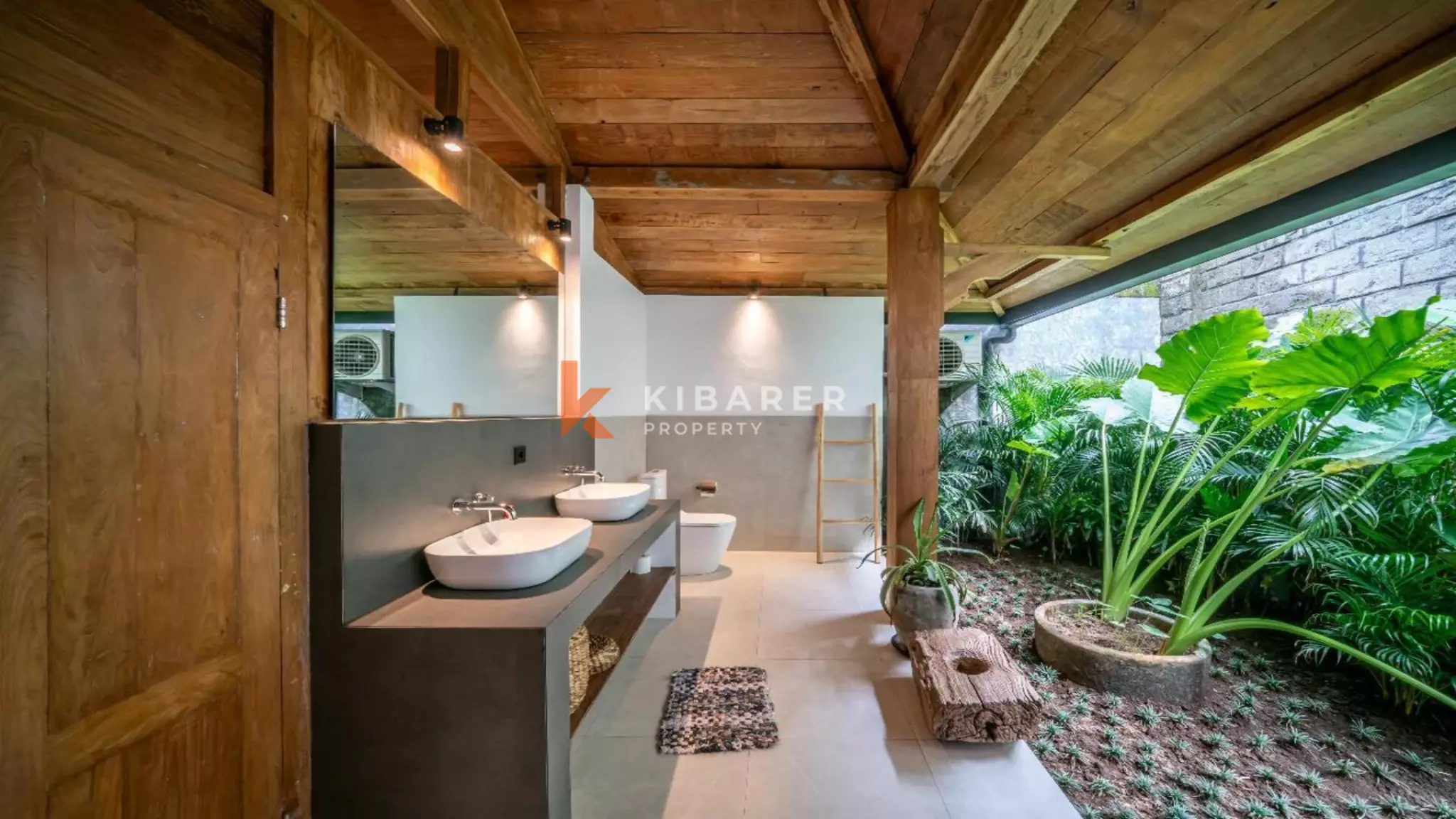 Villa de style Joglo flambant neuve de trois chambres avec salon ouvert à Canggu