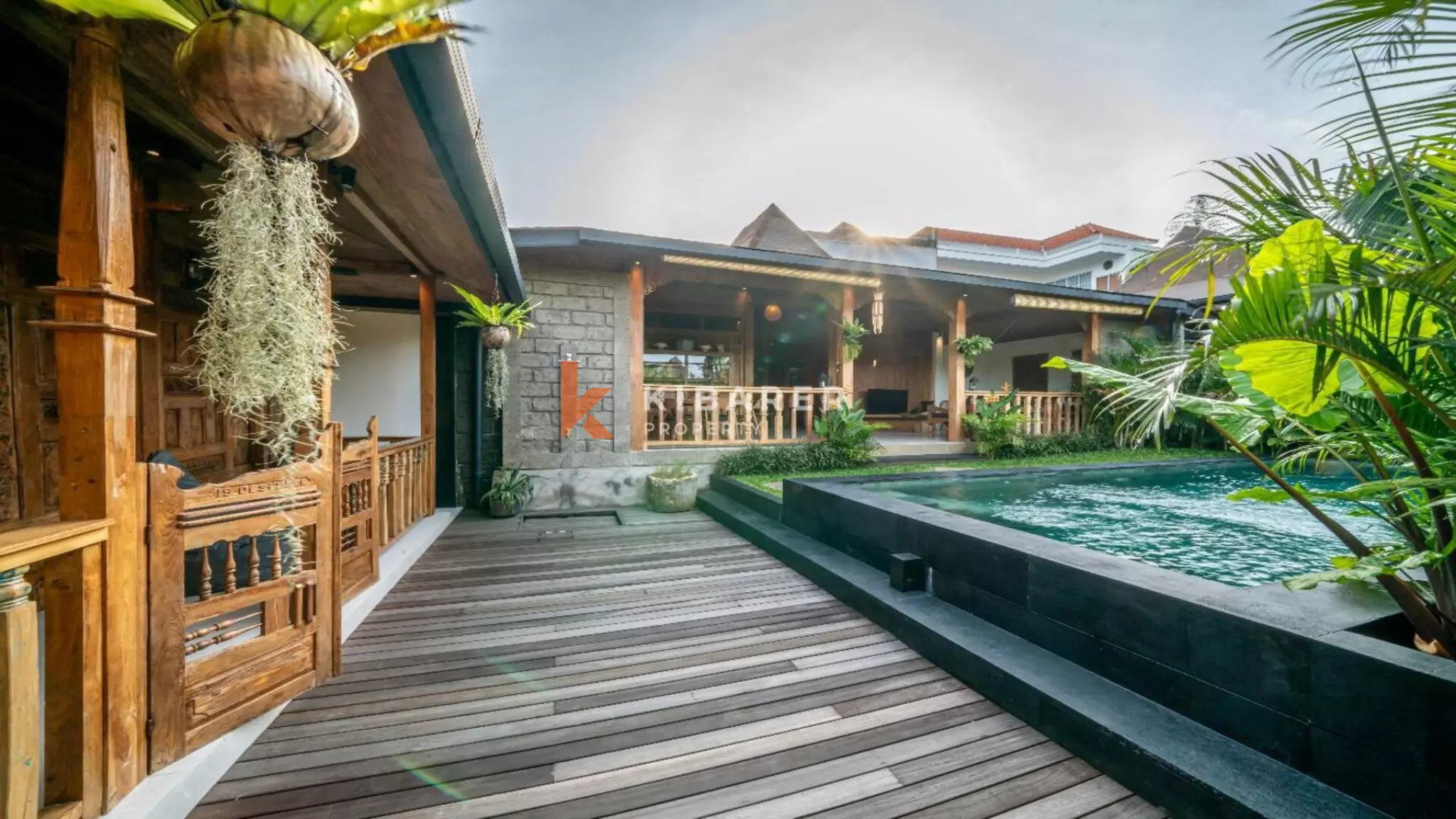 Villa de style Joglo flambant neuve de trois chambres avec salon ouvert à Canggu