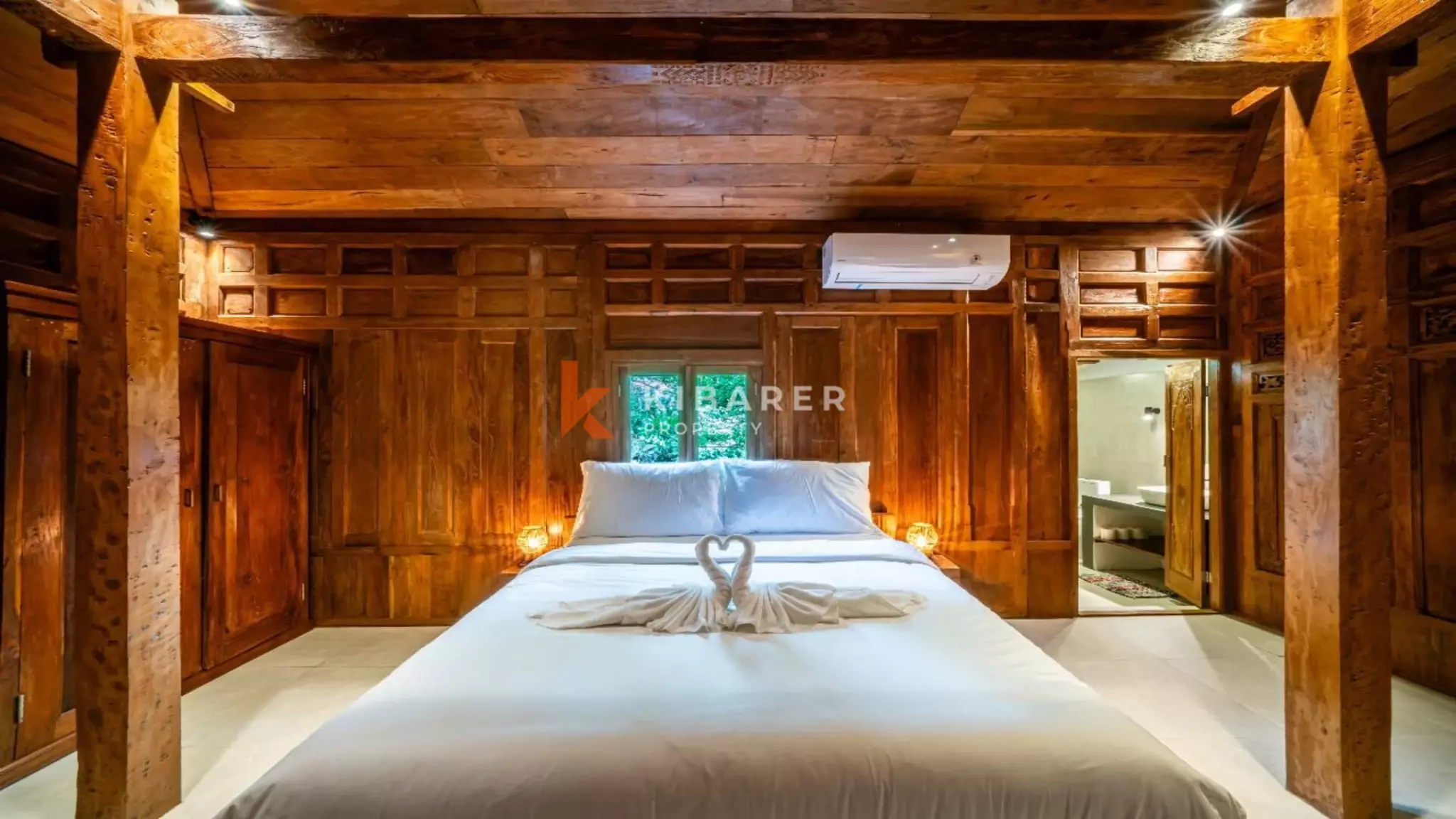 Villa de style Joglo flambant neuve de trois chambres avec salon ouvert à Canggu