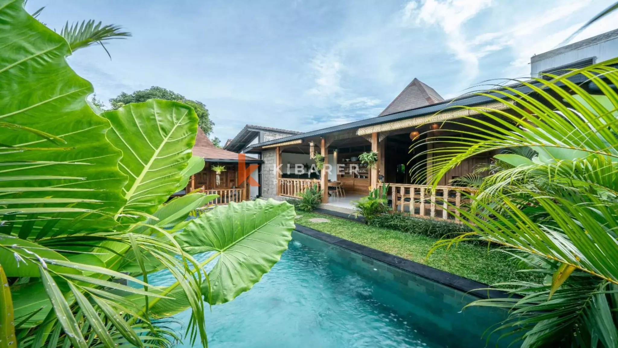 Villa de style Joglo flambant neuve de trois chambres avec salon ouvert à Canggu