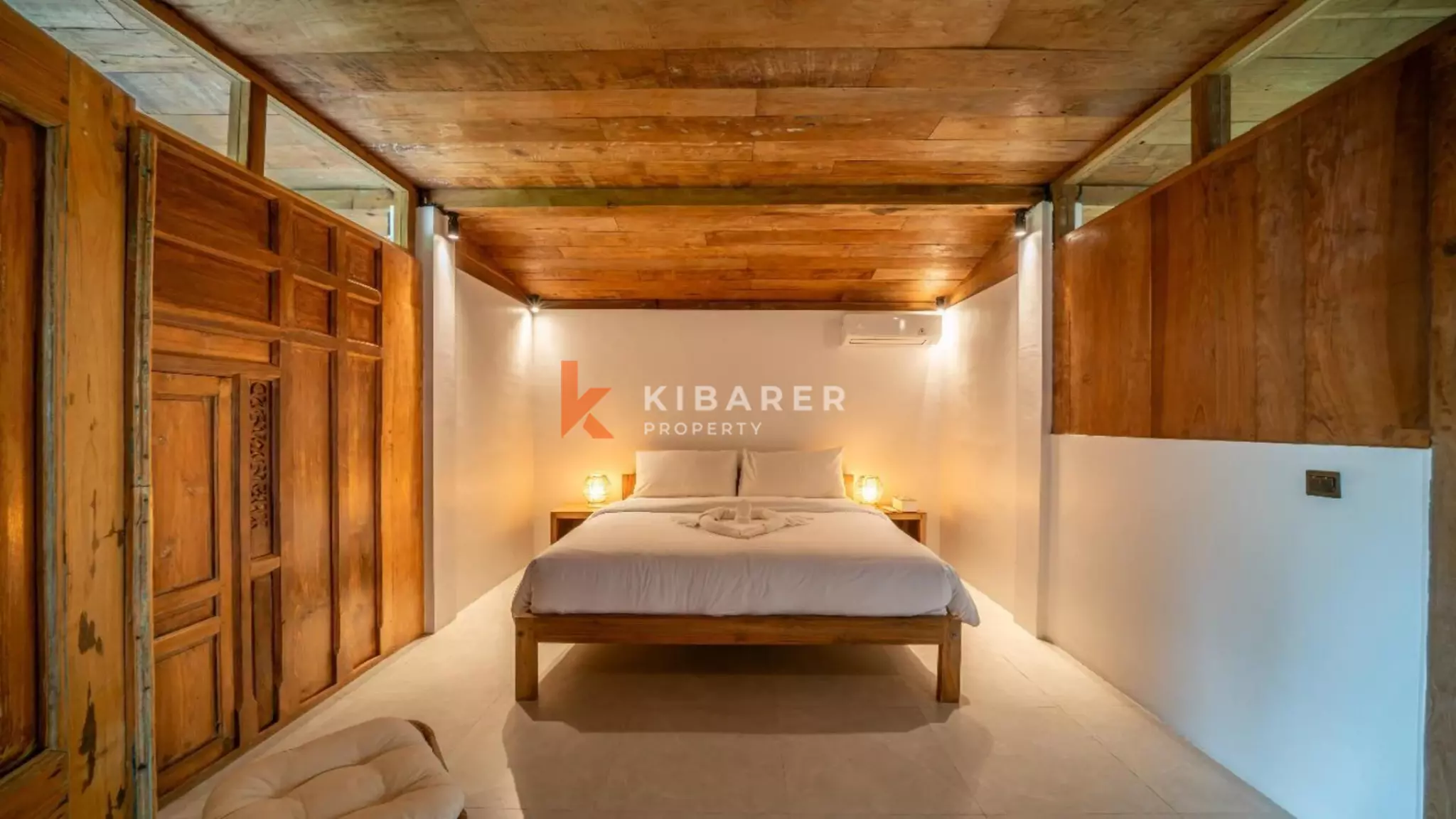 Villa de style Joglo flambant neuve de trois chambres avec salon ouvert à Canggu