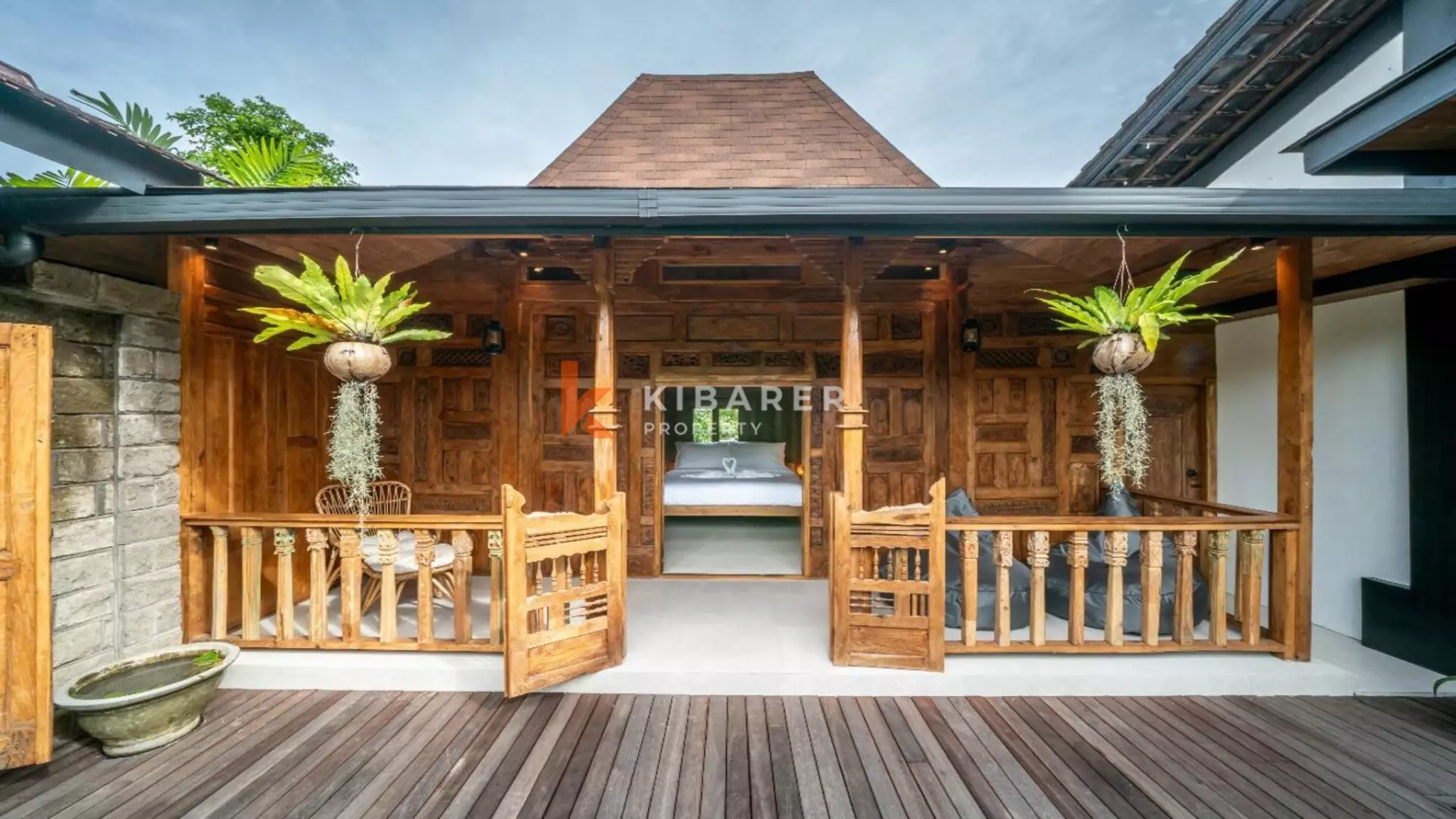 Villa de style Joglo flambant neuve de trois chambres avec salon ouvert à Canggu