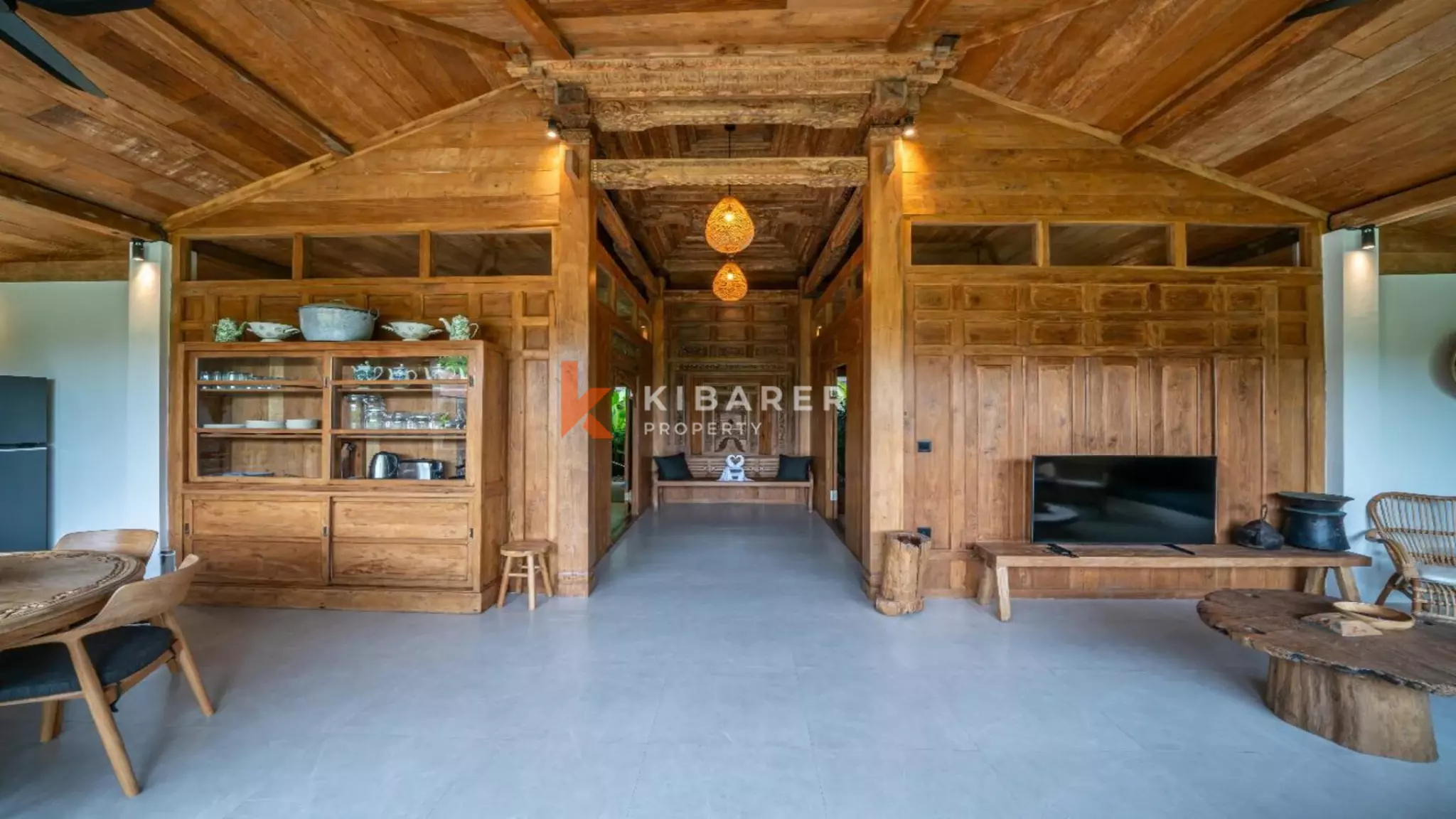 Villa de style Joglo flambant neuve de trois chambres avec salon ouvert à Canggu