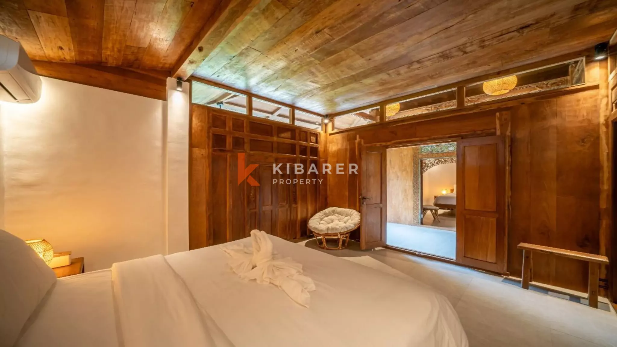 Villa de style Joglo flambant neuve de trois chambres avec salon ouvert à Canggu
