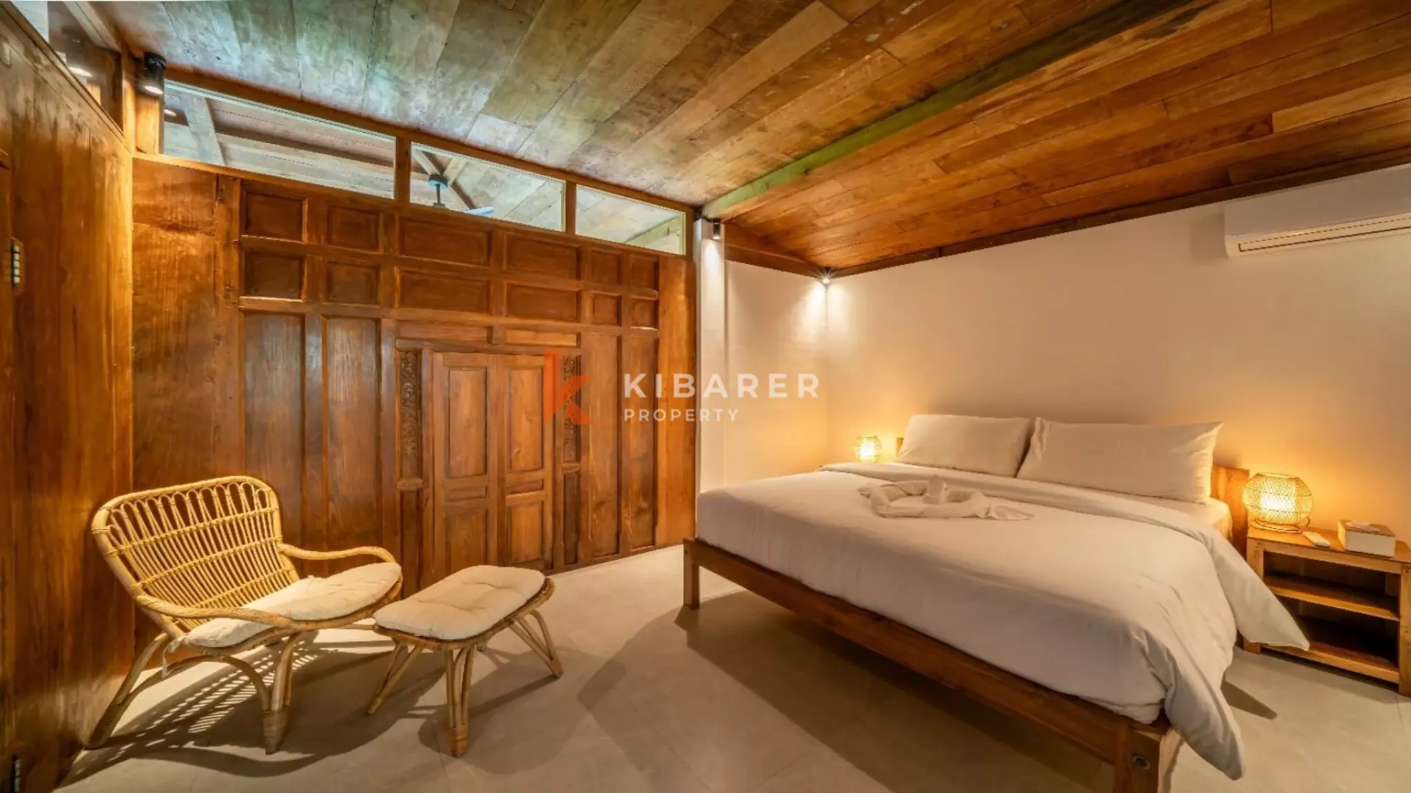 Villa de style Joglo flambant neuve de trois chambres avec salon ouvert à Canggu