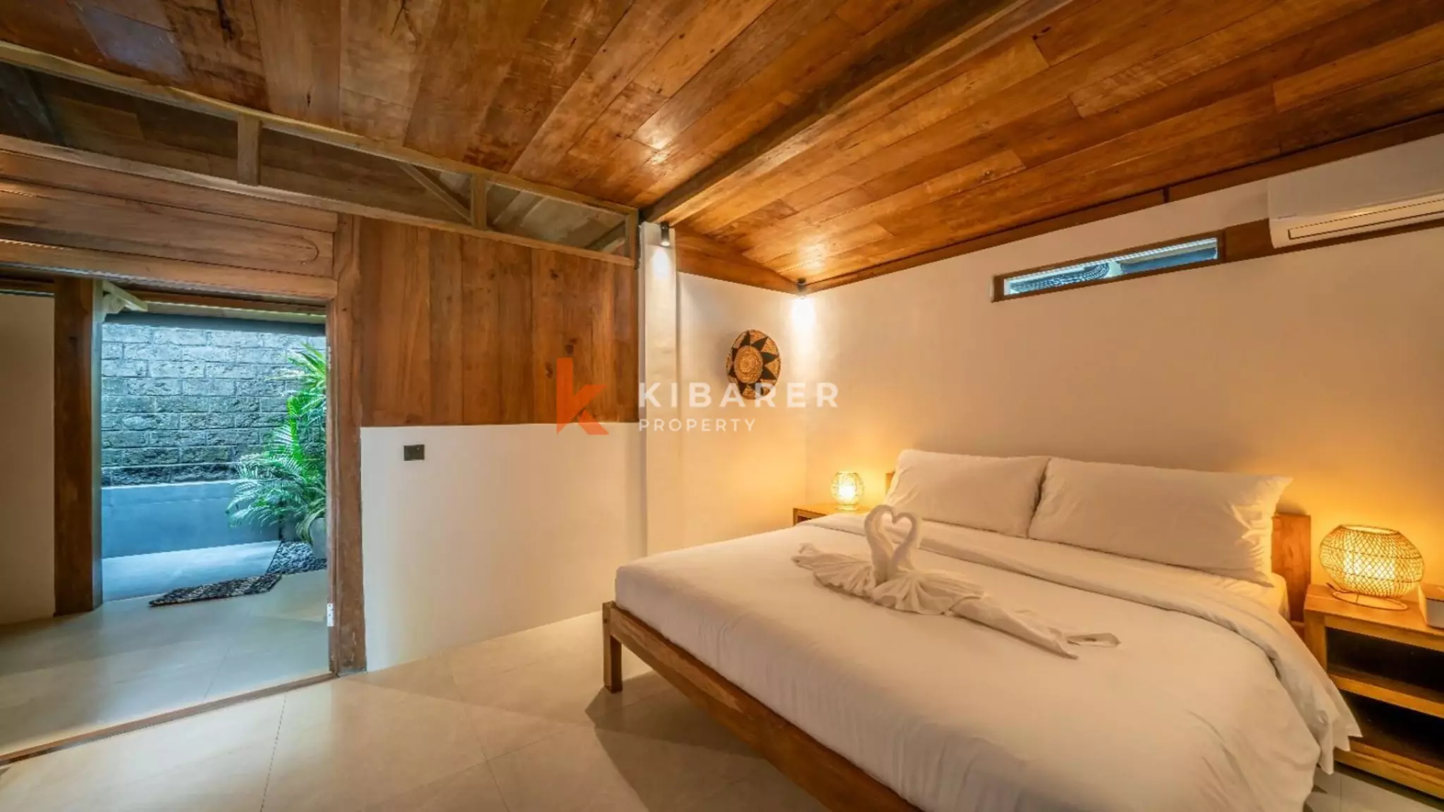 Villa de style Joglo flambant neuve de trois chambres avec salon ouvert à Canggu