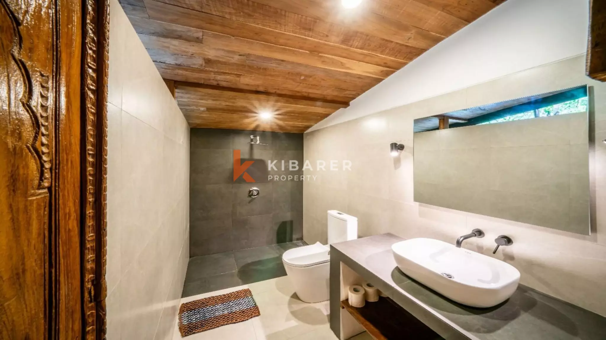 Villa de style Joglo flambant neuve de trois chambres avec salon ouvert à Canggu