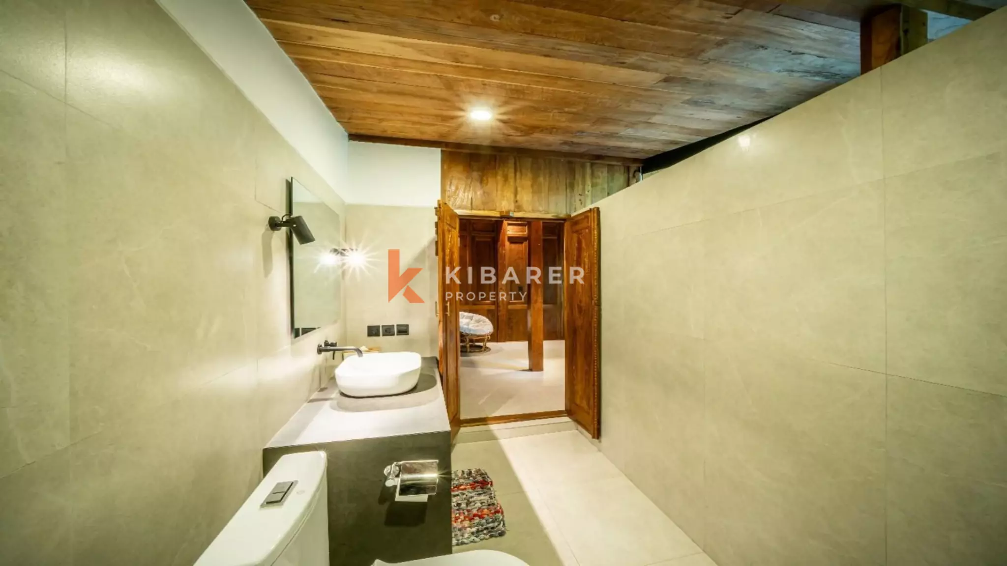 Villa de style Joglo flambant neuve de trois chambres avec salon ouvert à Canggu