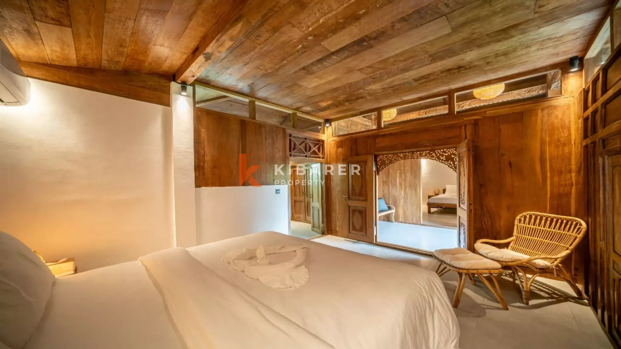 Villa de style Joglo flambant neuve de trois chambres avec salon ouvert à Canggu