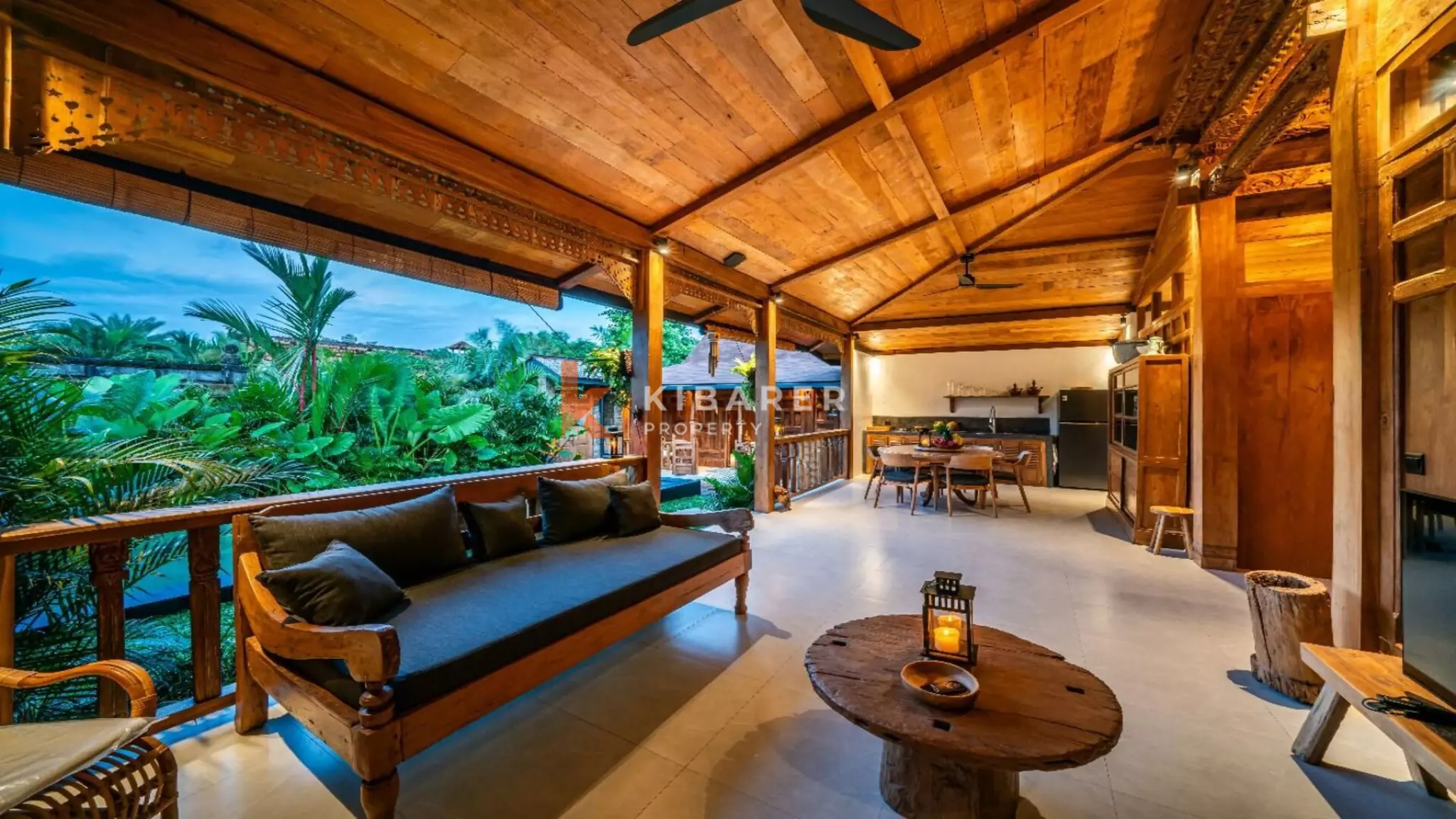 Villa de style Joglo flambant neuve de trois chambres avec salon ouvert à Canggu