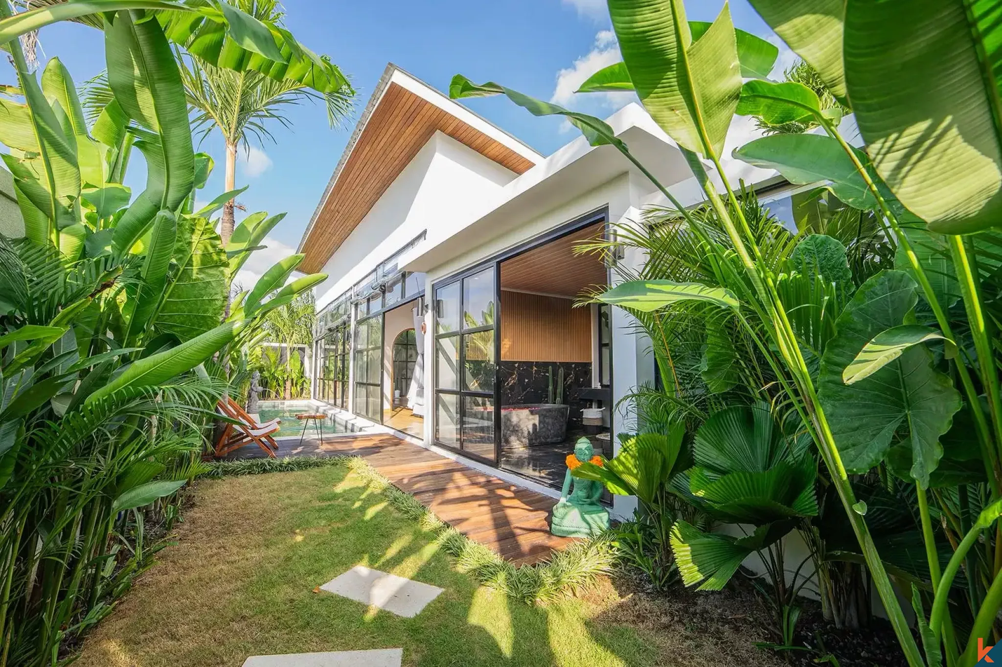 Vila Tropis Modern 2 Kamar Tidur untuk Disewa di Seminyak