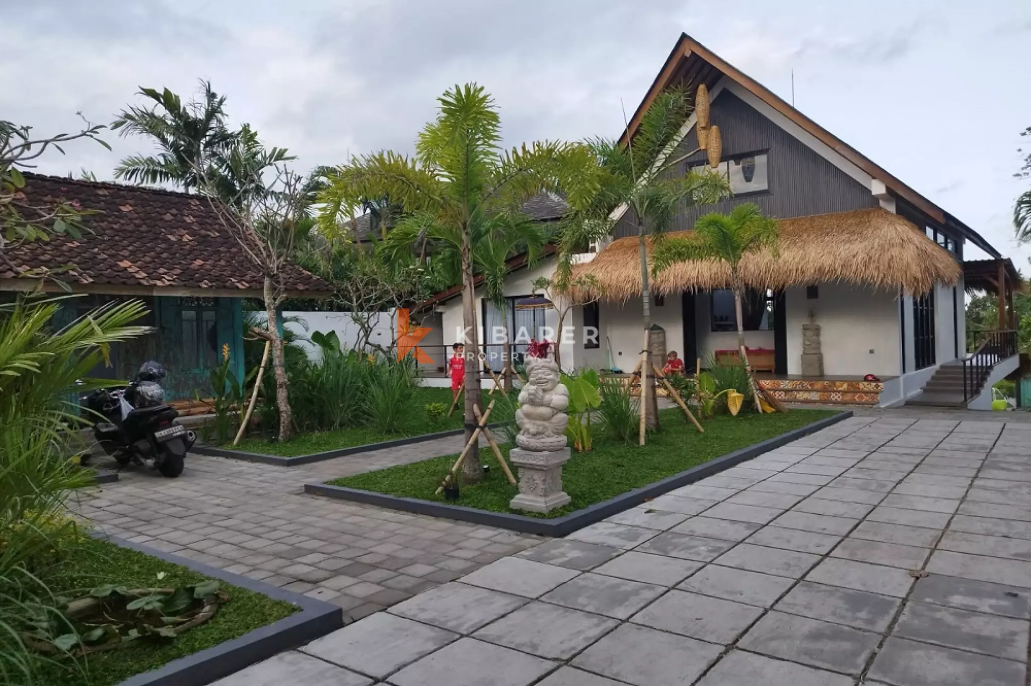 Rumah dengan Ruang yang Luas Vila Empat Kamar Tidur di Daerah Nyanyi
