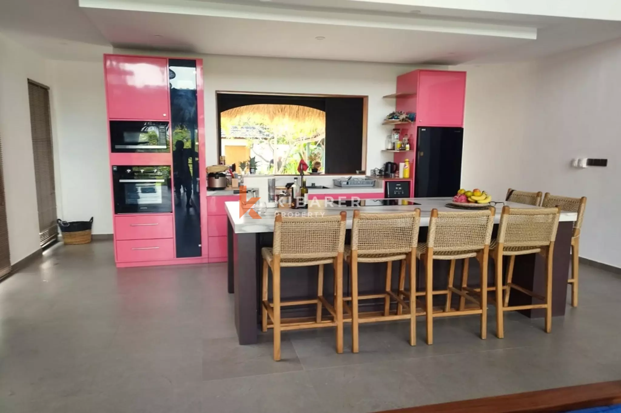 Rumah dengan Ruang yang Luas Vila Empat Kamar Tidur di Daerah Nyanyi