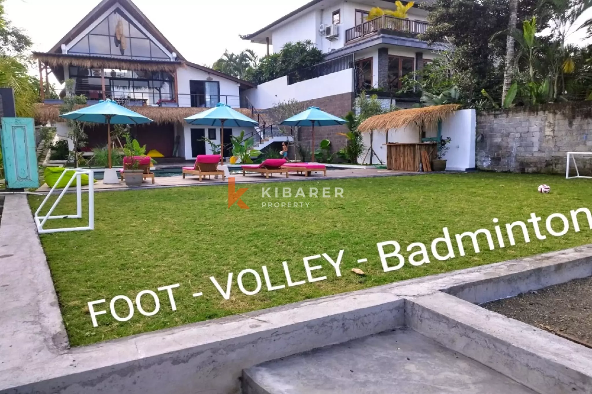 Rumah dengan Ruang yang Luas Vila Empat Kamar Tidur di Daerah Nyanyi