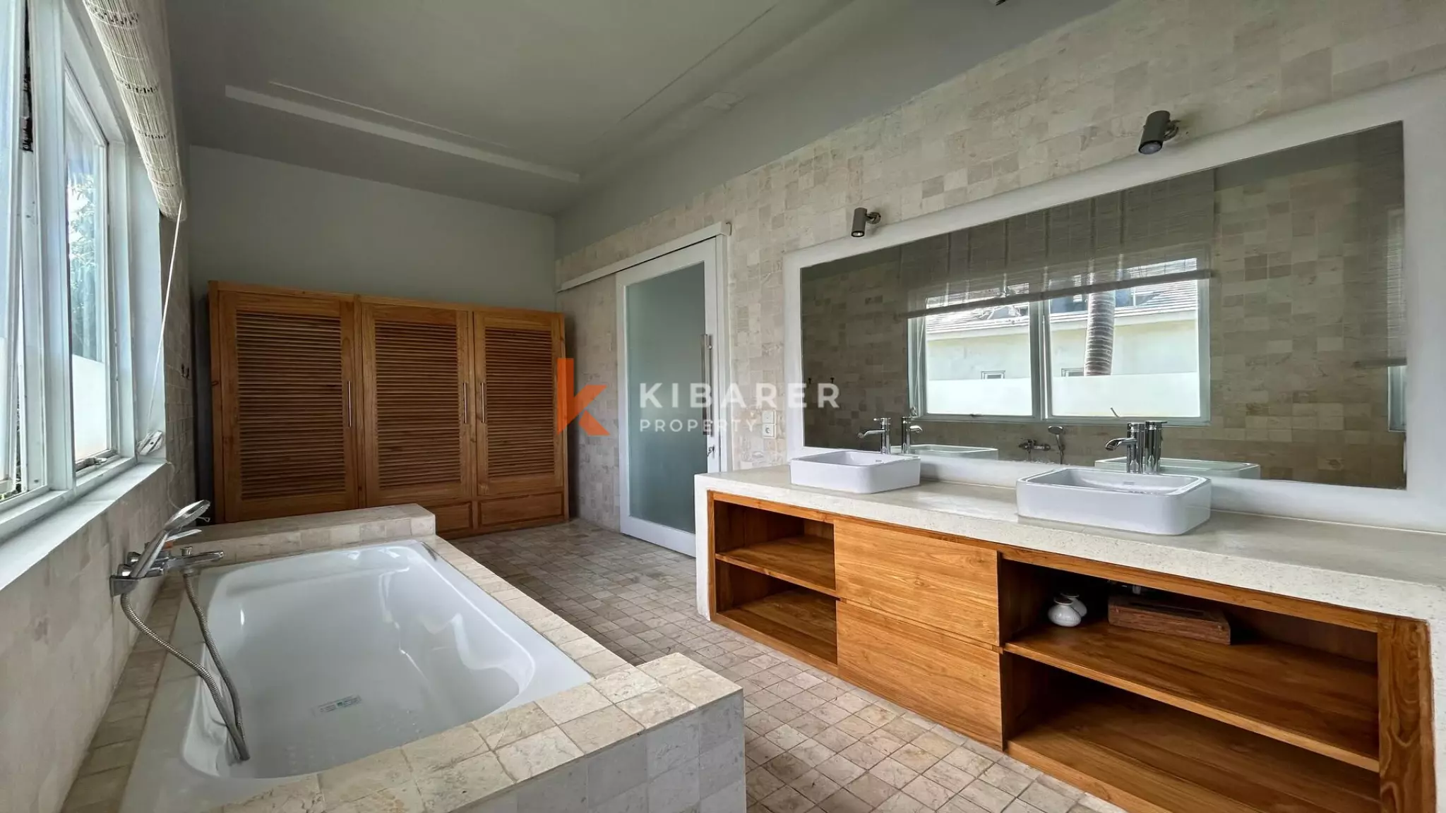 Pererenan Sanctuary: Enclosed Three-Bedroom Villa with Pool and Lush Garden, Steps from the Beach