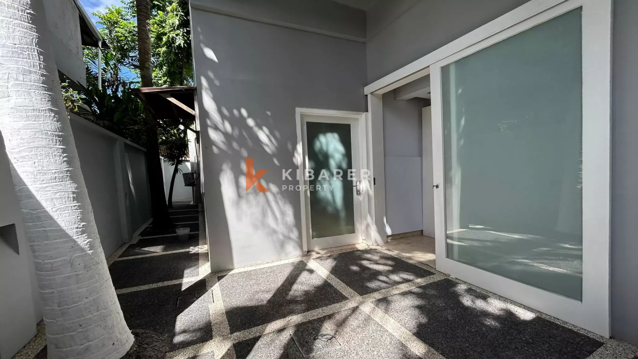 Pererenan Sanctuary: Enclosed Three-Bedroom Villa with Pool and Lush Garden, Steps from the Beach