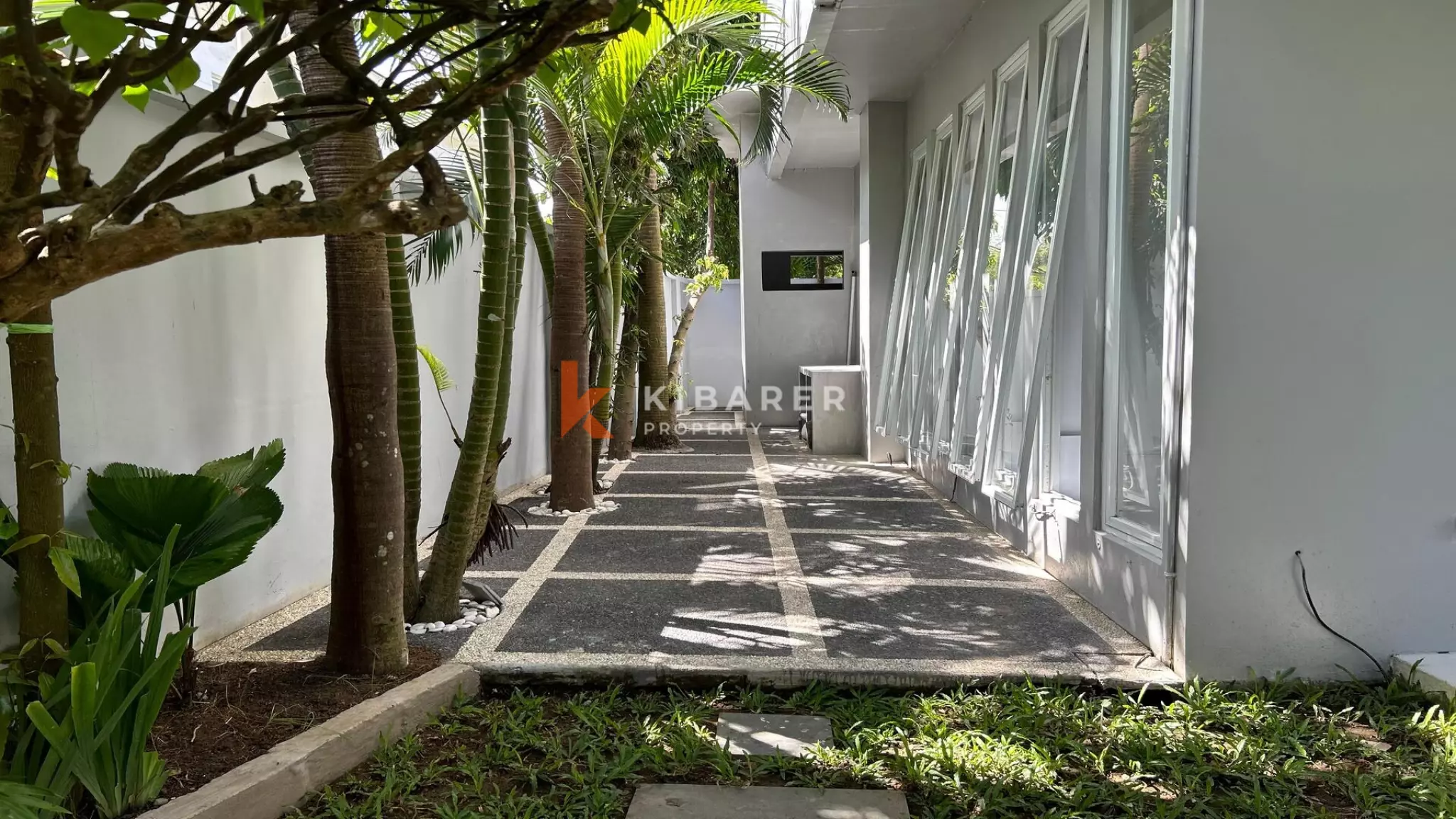 Pererenan Sanctuary: Enclosed Three-Bedroom Villa with Pool and Lush Garden, Steps from the Beach