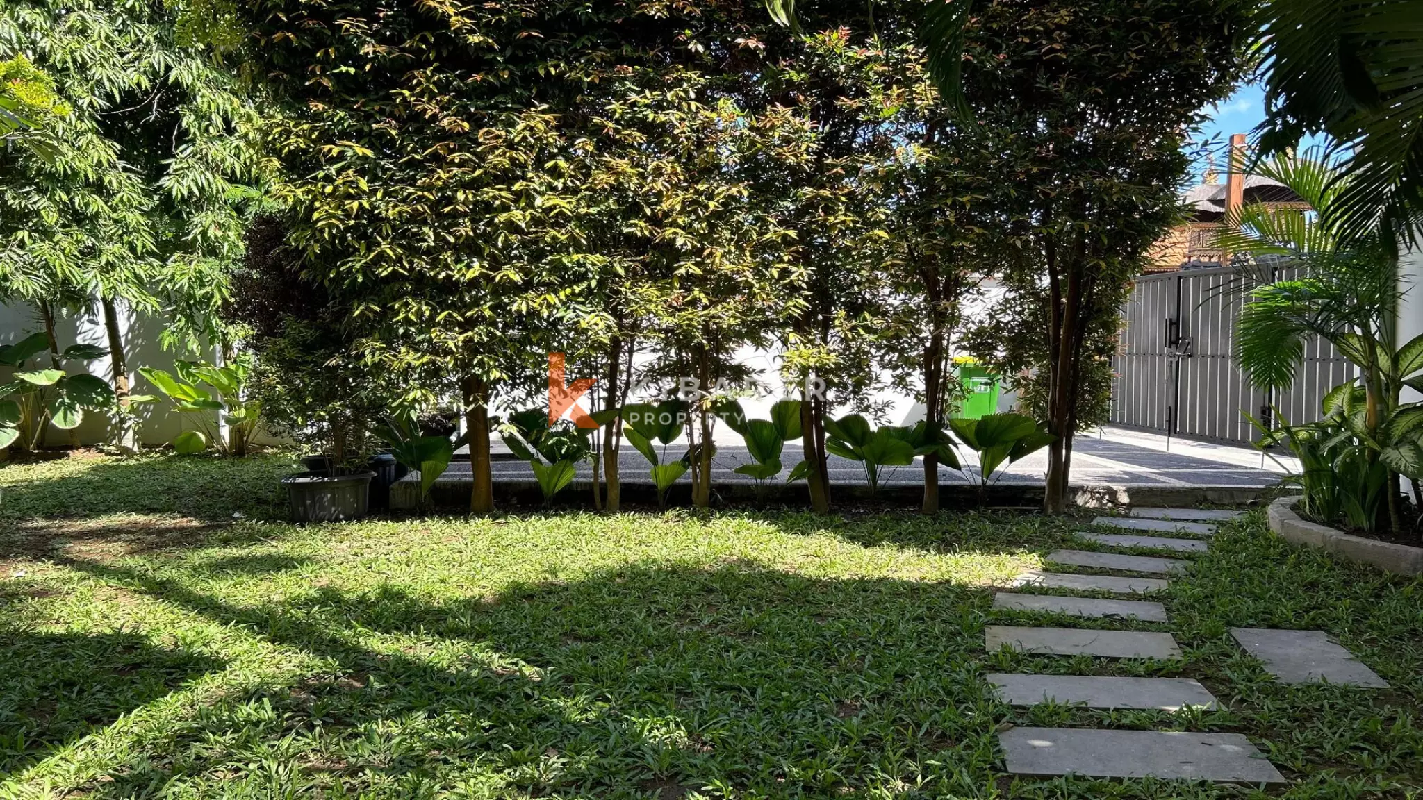 Pererenan Sanctuary: Enclosed Three-Bedroom Villa with Pool and Lush Garden, Steps from the Beach