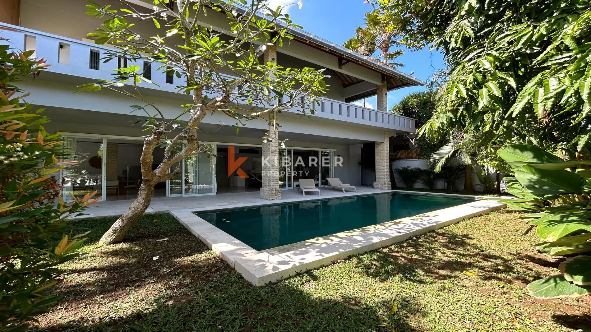 Pererenan Sanctuary: Enclosed Three-Bedroom Villa with Pool and Lush Garden, Steps from the Beach