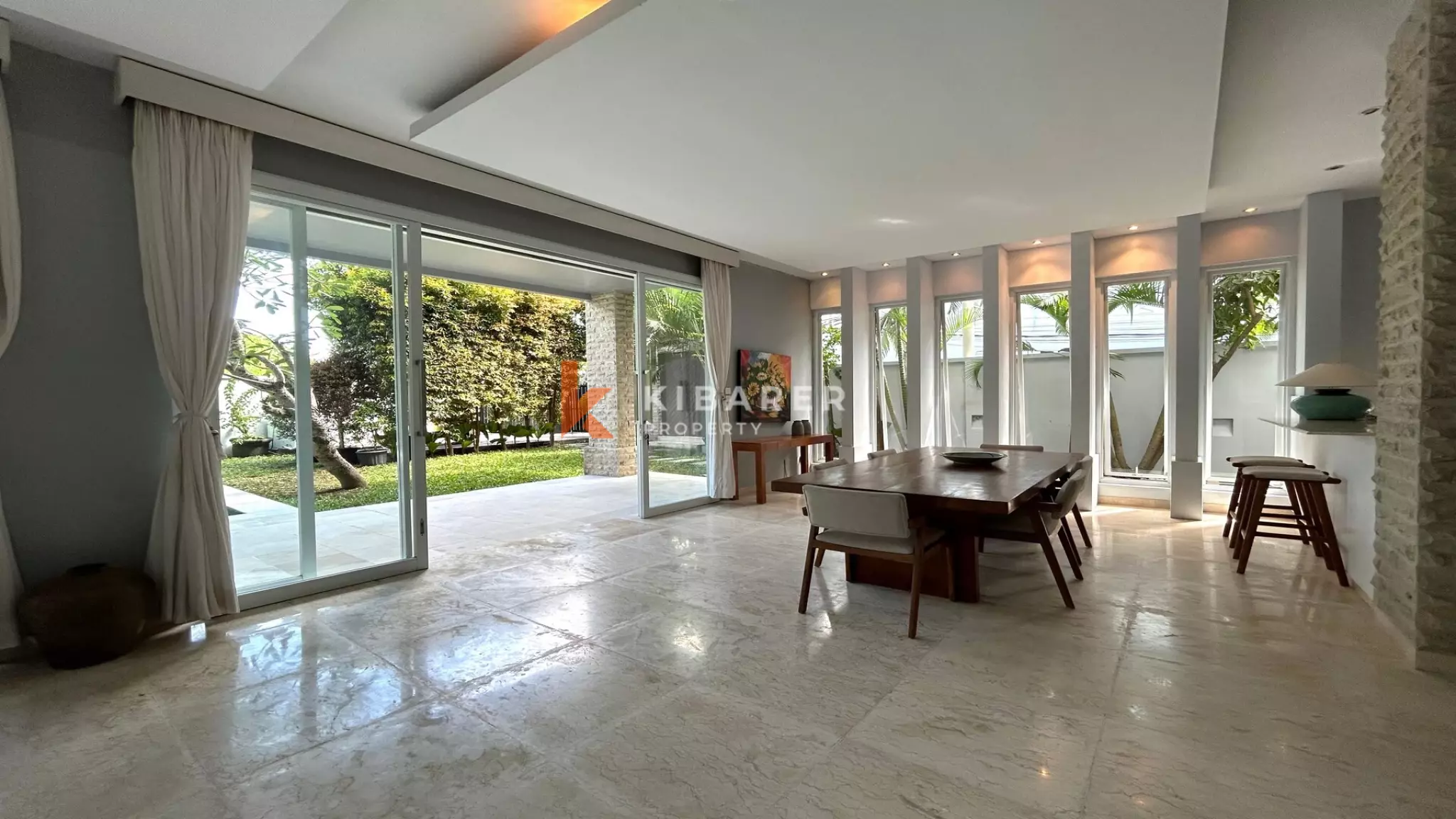 Pererenan Sanctuary: Enclosed Three-Bedroom Villa with Pool and Lush Garden, Steps from the Beach