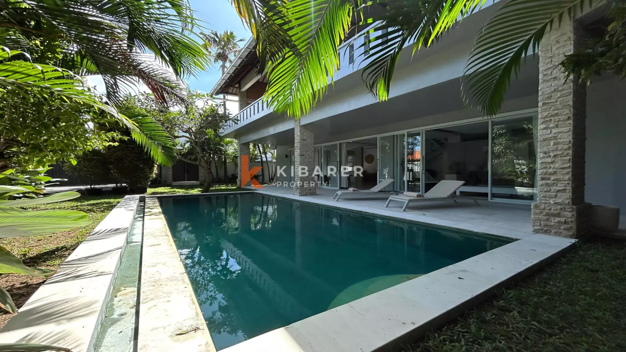 Pererenan Sanctuary: Enclosed Three-Bedroom Villa with Pool and Lush Garden, Steps from the Beach