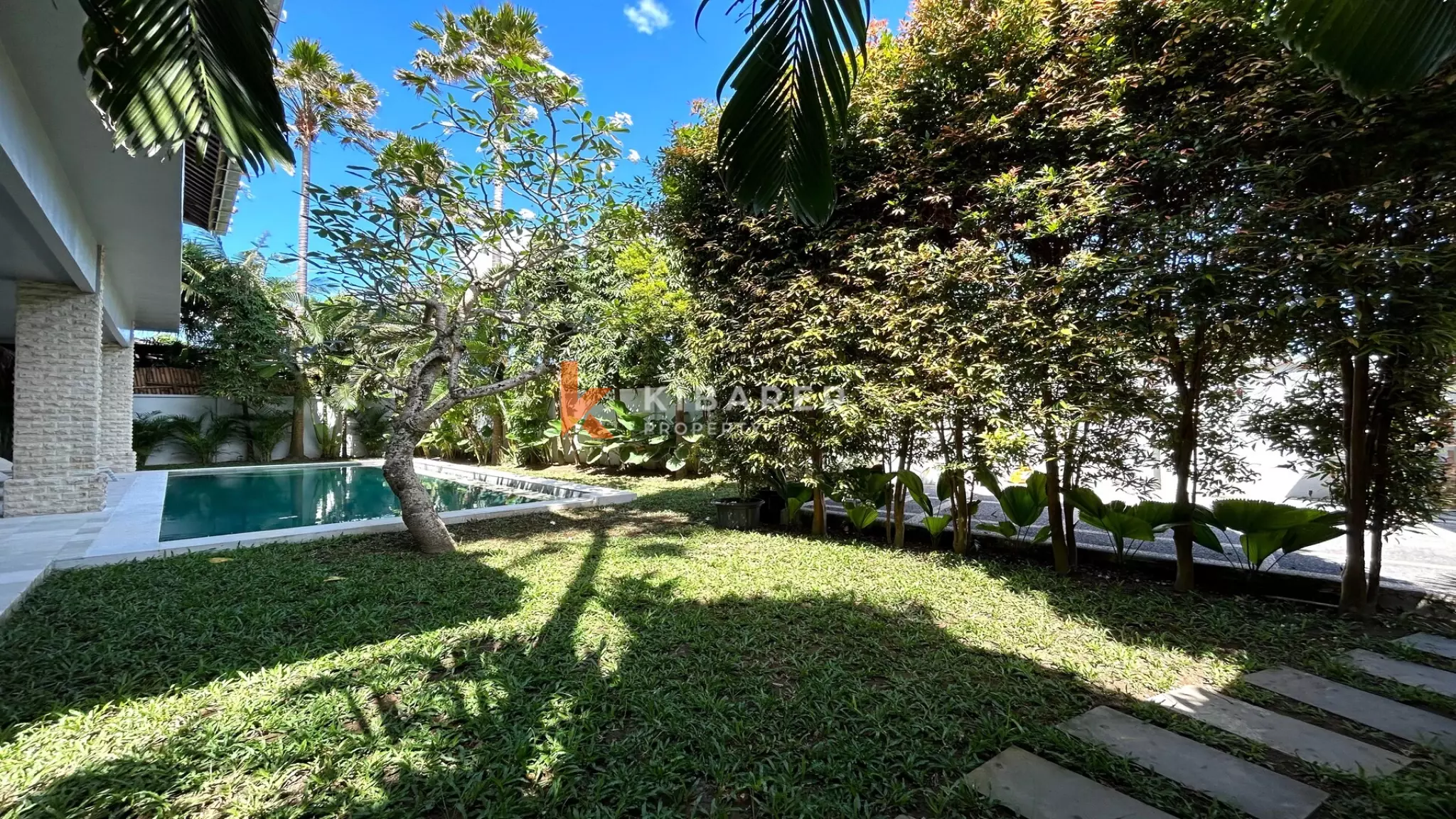 Pererenan Sanctuary: Enclosed Three-Bedroom Villa with Pool and Lush Garden, Steps from the Beach