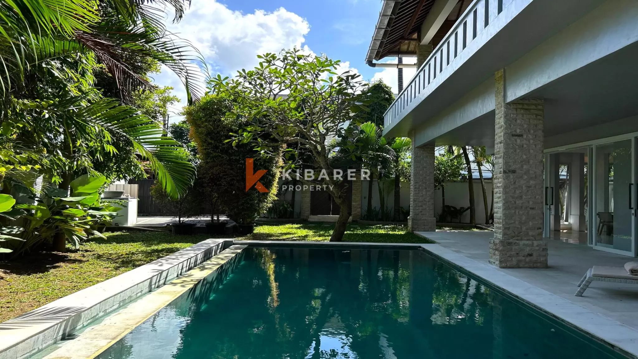 Pererenan Sanctuary: Enclosed Three-Bedroom Villa with Pool and Lush Garden, Steps from the Beach