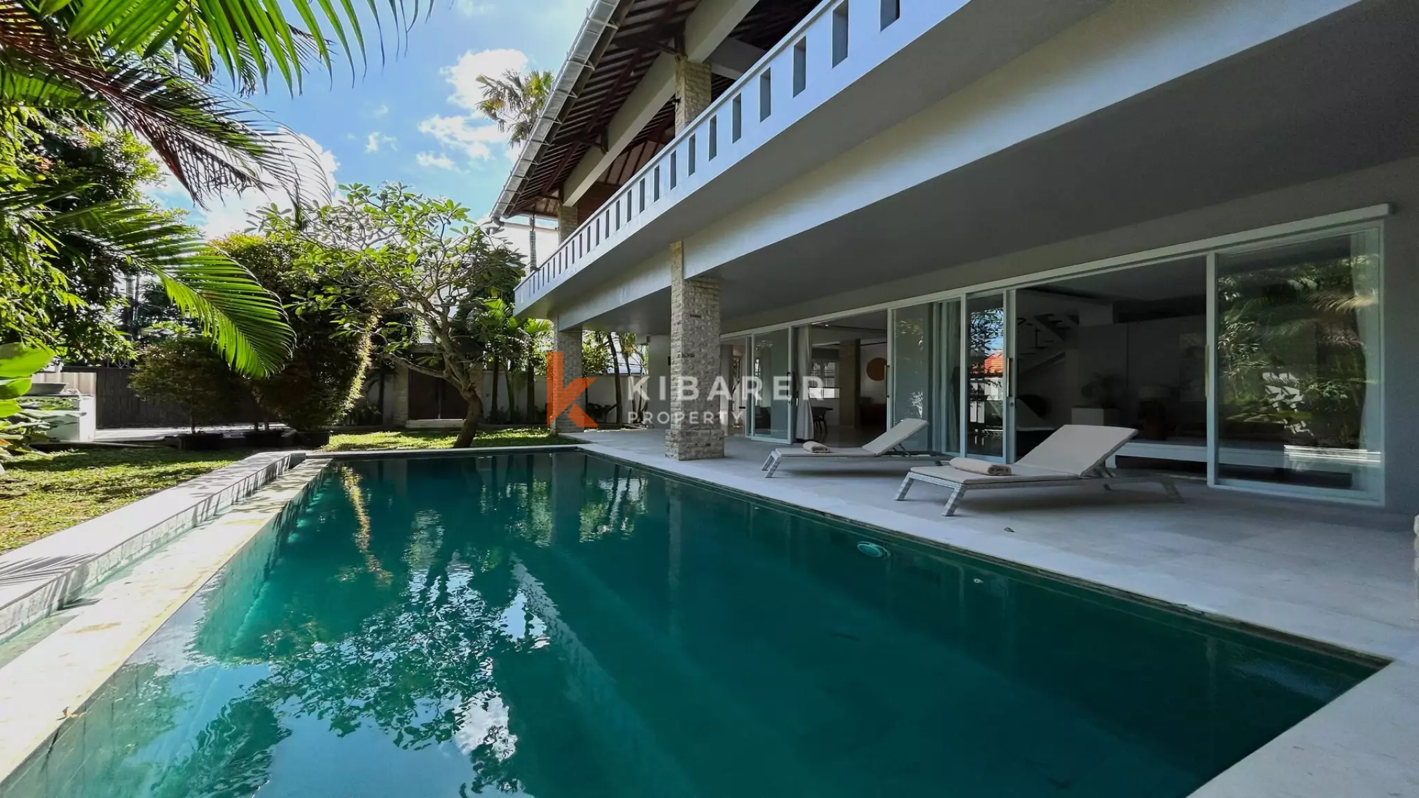 Pererenan Sanctuary: Enclosed Three-Bedroom Villa with Pool and Lush Garden, Steps from the Beach