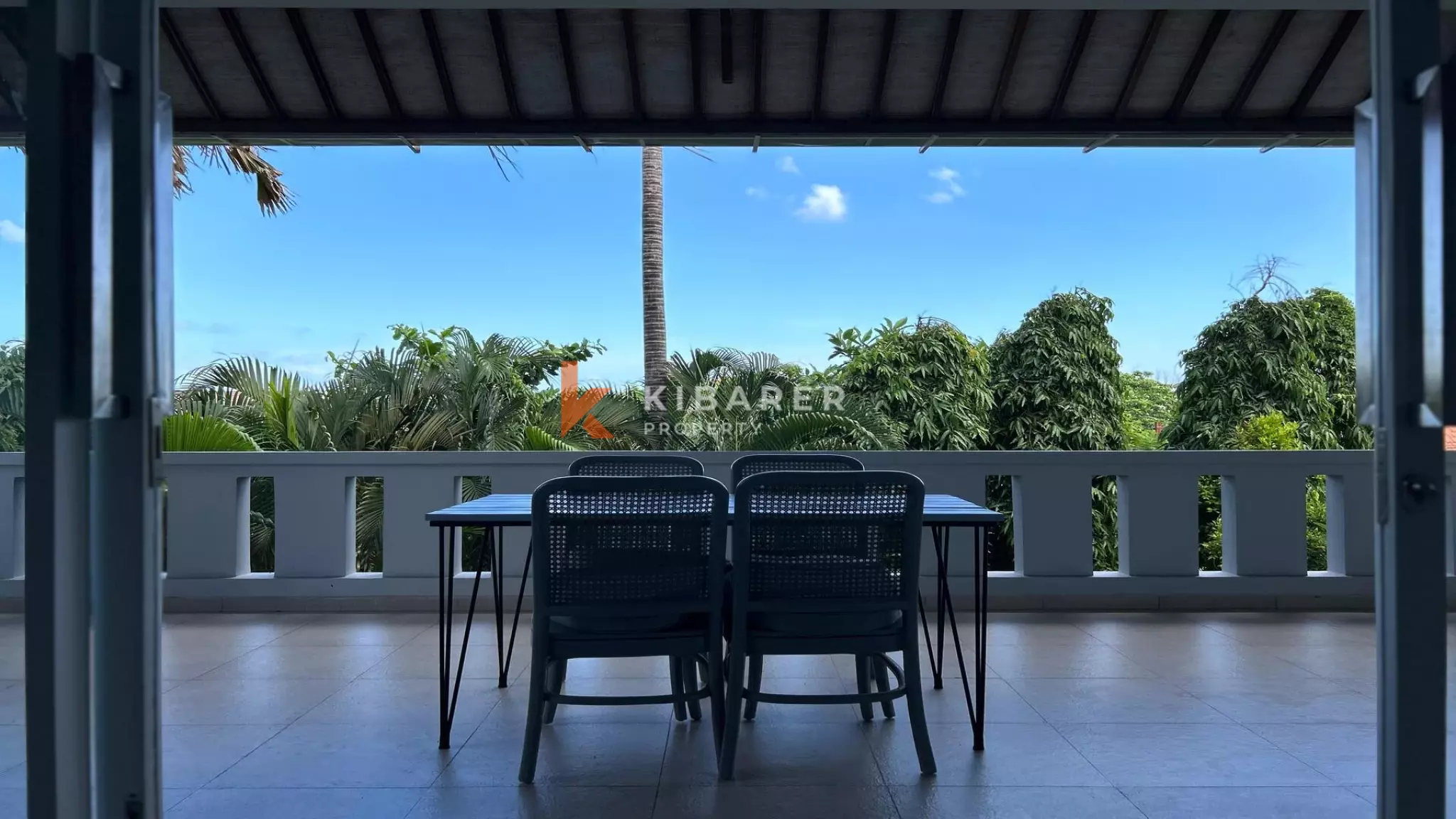 Pererenan Sanctuary: Enclosed Three-Bedroom Villa with Pool and Lush Garden, Steps from the Beach