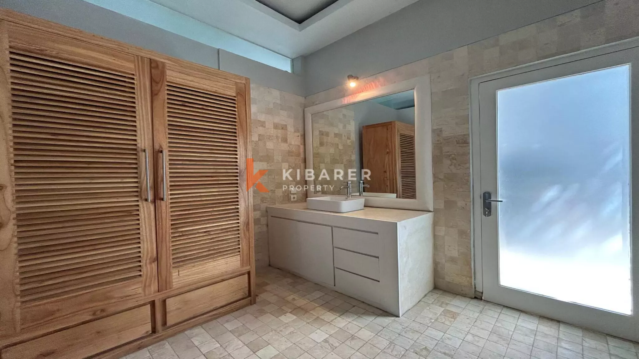 Pererenan Sanctuary: Enclosed Three-Bedroom Villa with Pool and Lush Garden, Steps from the Beach