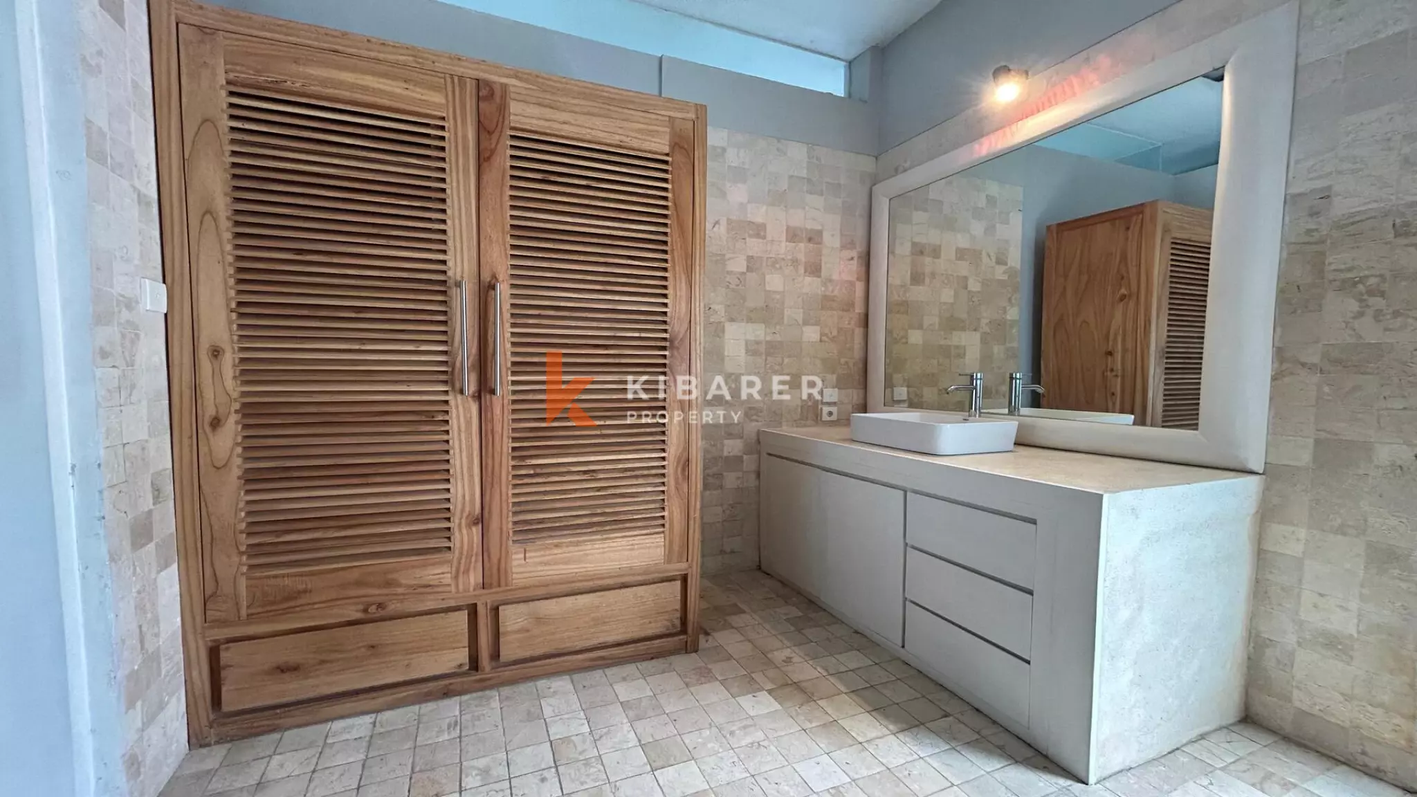 Pererenan Sanctuary: Enclosed Three-Bedroom Villa with Pool and Lush Garden, Steps from the Beach