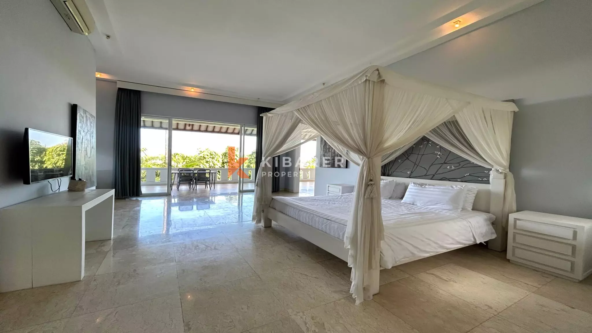 Pererenan Sanctuary: Enclosed Three-Bedroom Villa with Pool and Lush Garden, Steps from the Beach