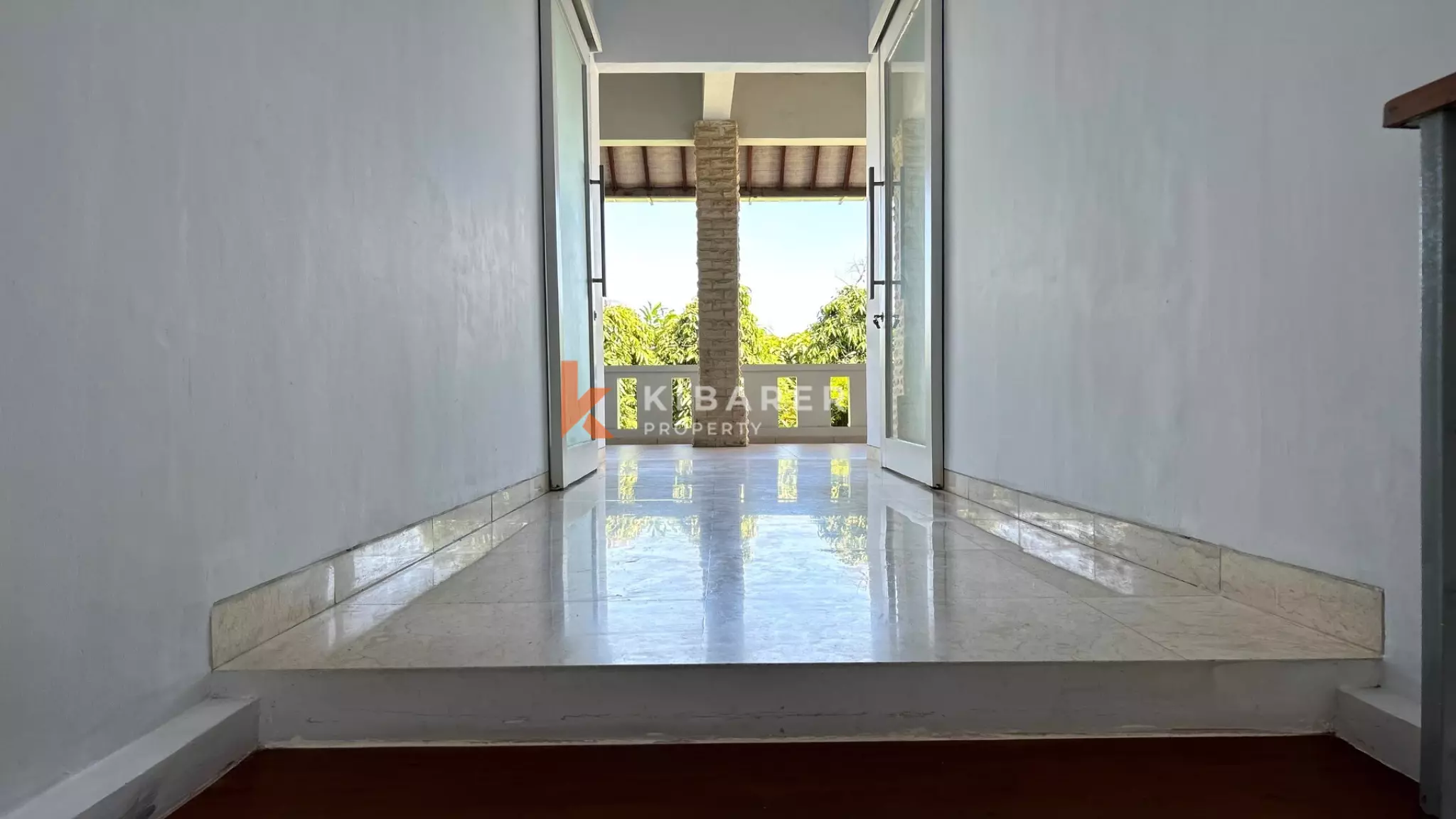 Pererenan Sanctuary: Enclosed Three-Bedroom Villa with Pool and Lush Garden, Steps from the Beach