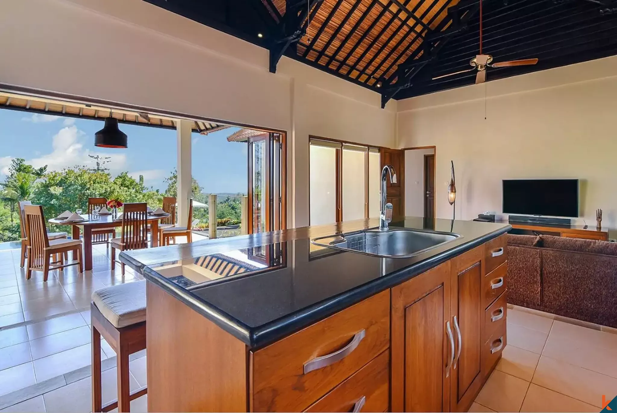 Elegant 4-Bedroom Freehold Villa Near Lovina Beach
