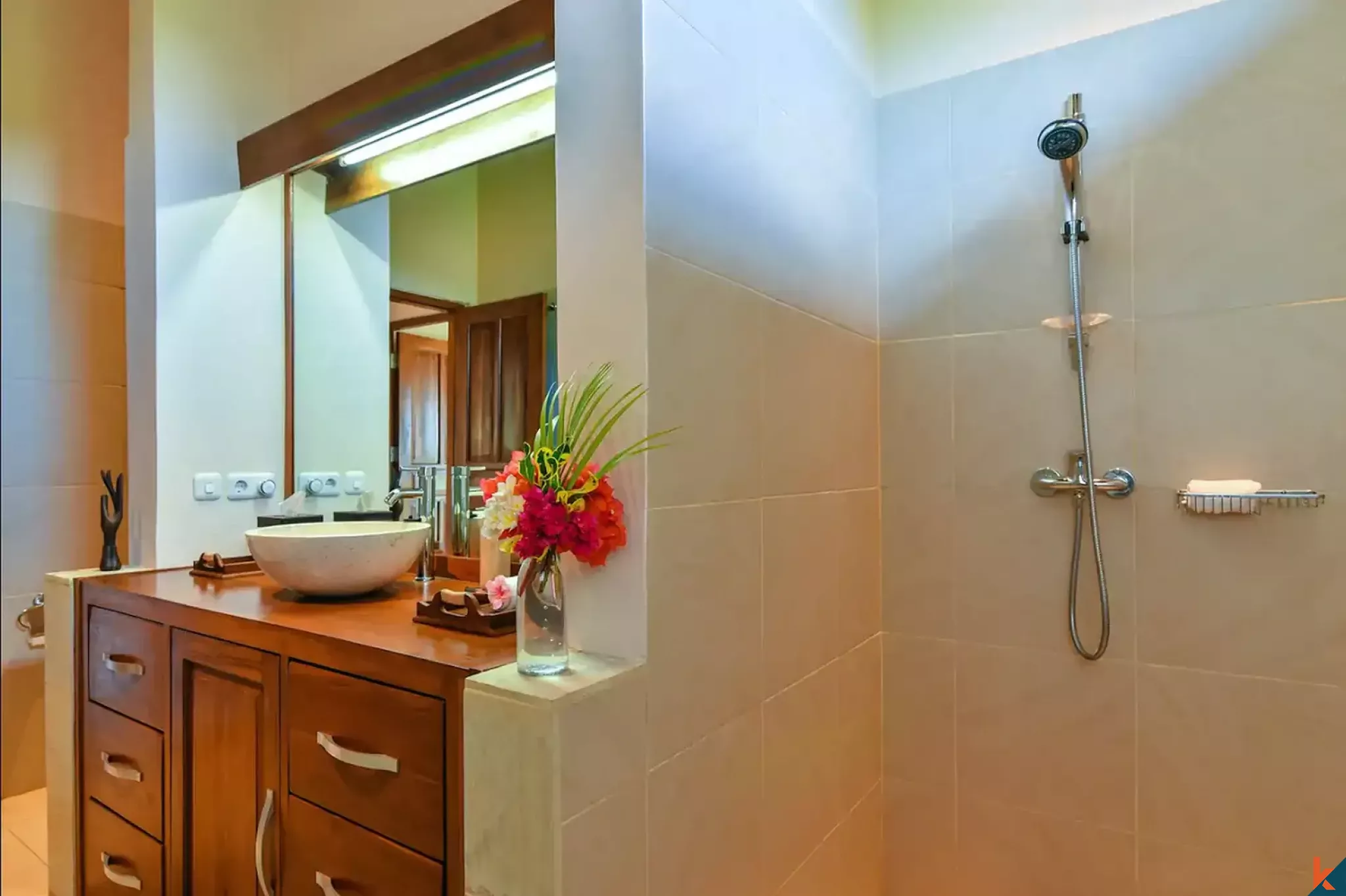 Elegant 4-Bedroom Freehold Villa Near Lovina Beach