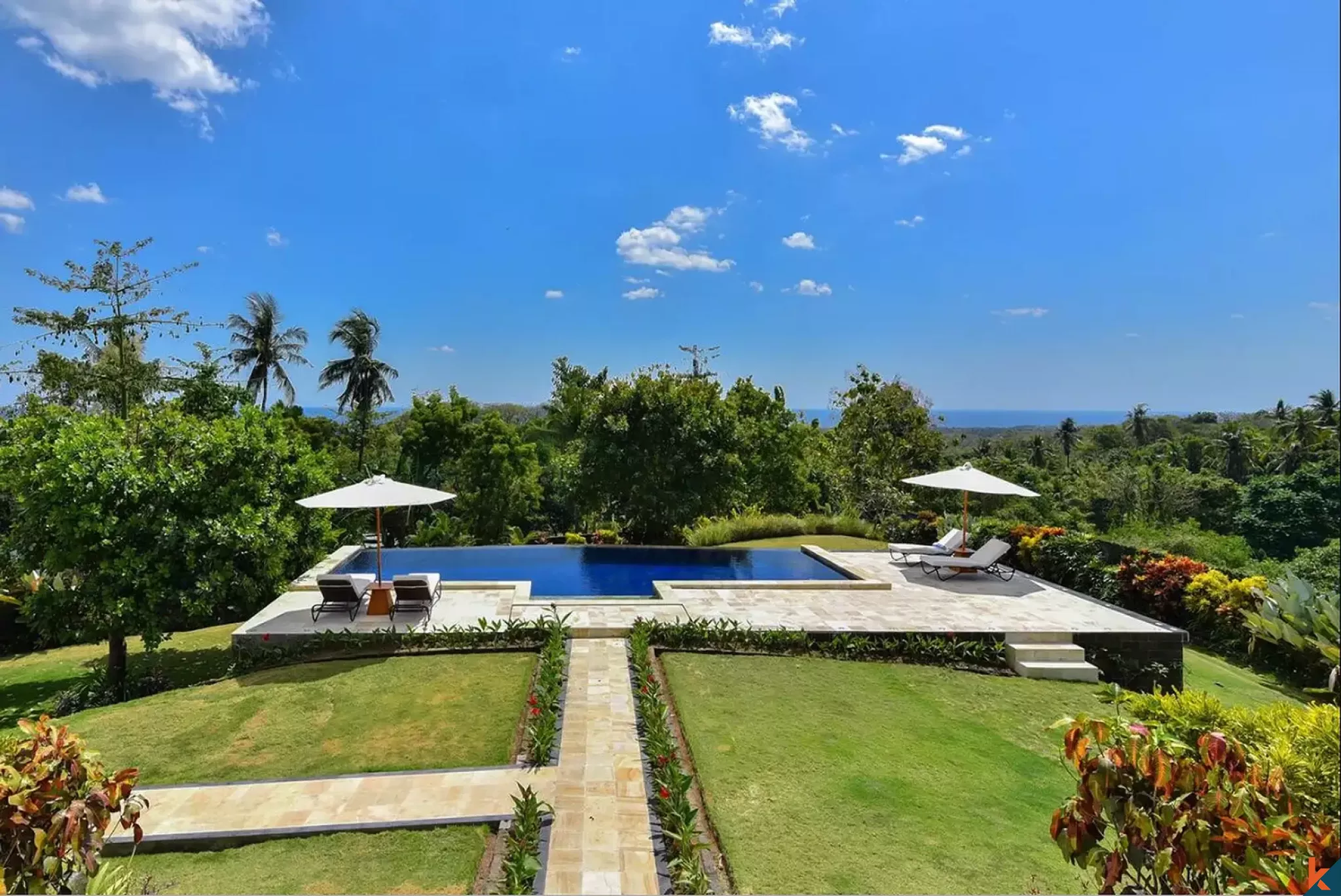 Elegant 4-Bedroom Freehold Villa Near Lovina Beach