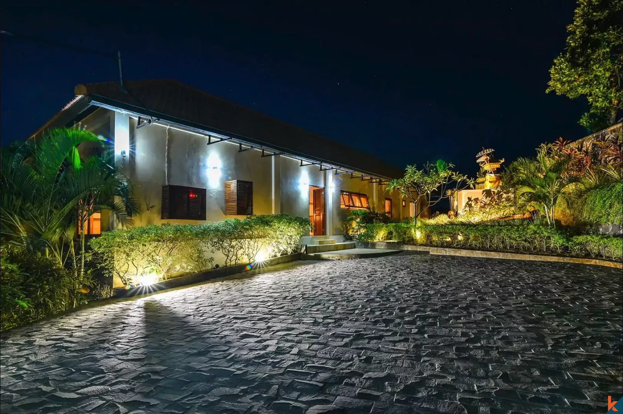 Elegant 4-Bedroom Freehold Villa Near Lovina Beach