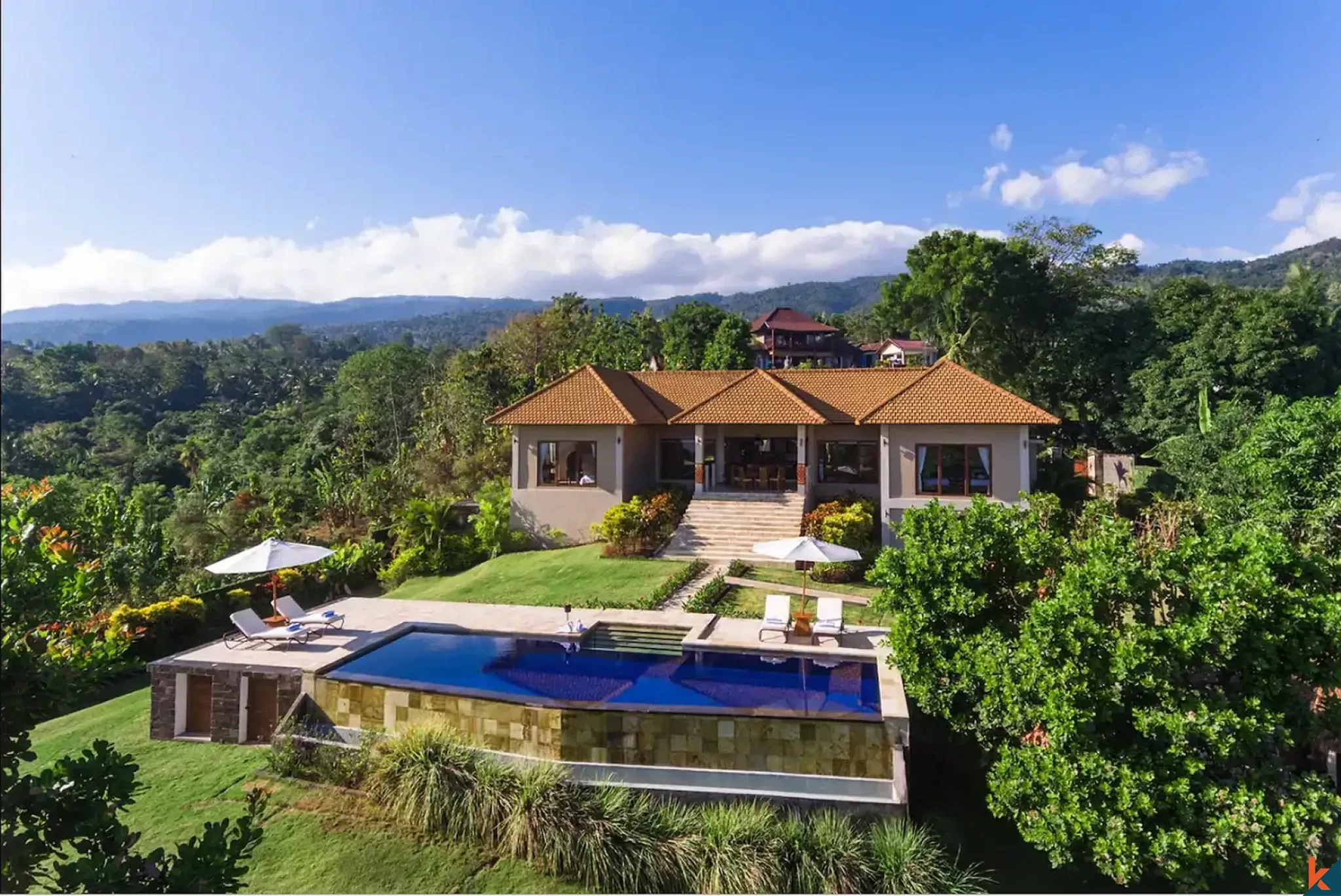 Elegant 4-Bedroom Freehold Villa Near Lovina Beach
