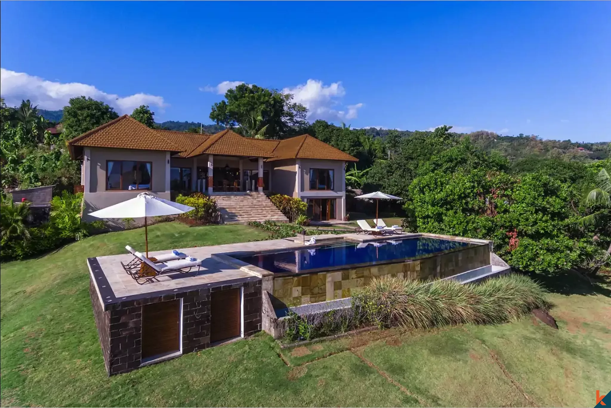 Elegant 4-Bedroom Freehold Villa Near Lovina Beach