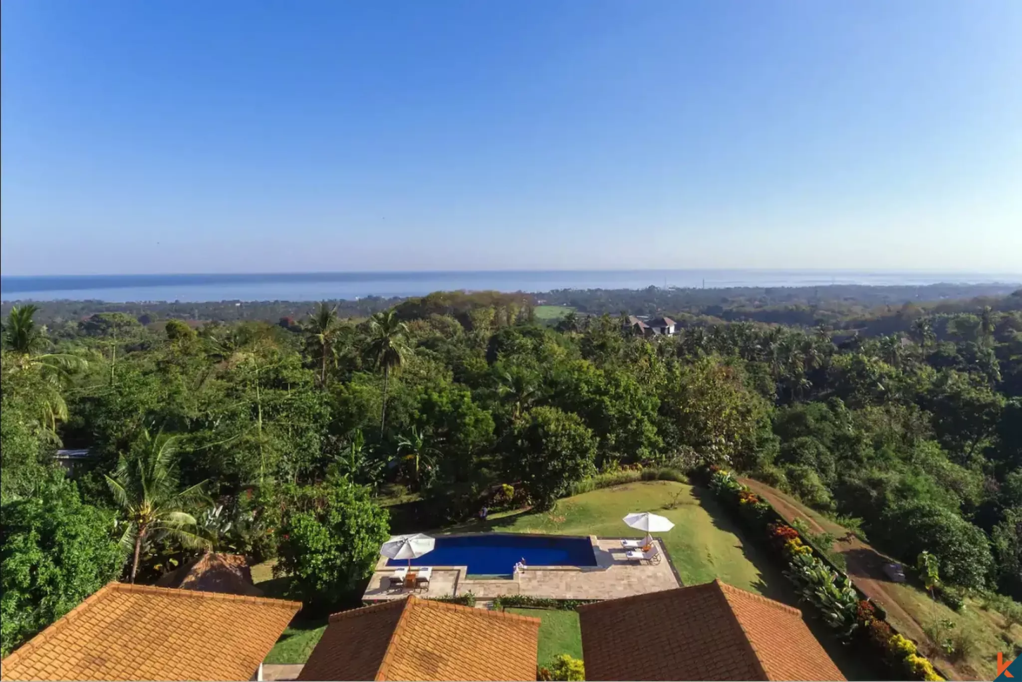Elegant 4-Bedroom Freehold Villa Near Lovina Beach